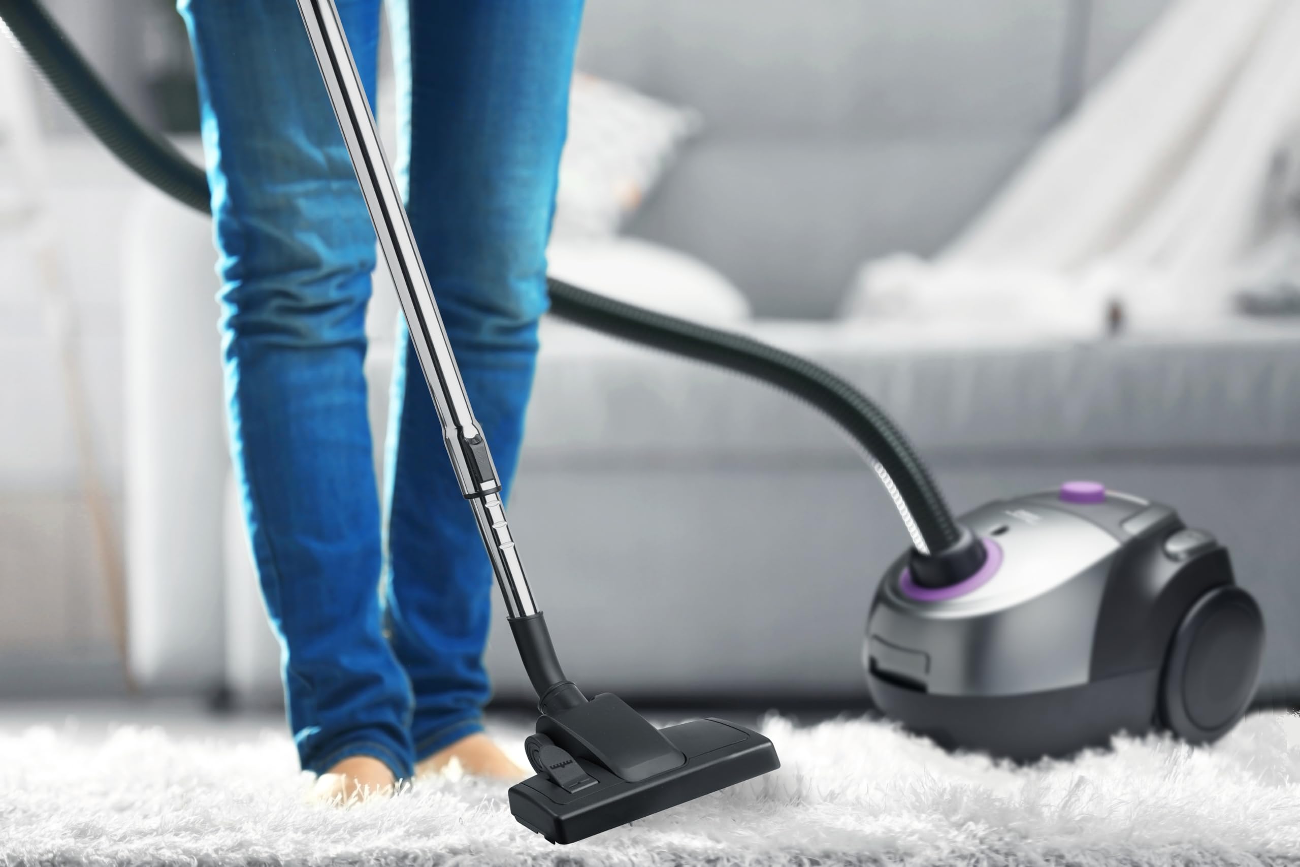 Bestron Aspirateur avec Sac, aspirateur de Sol avec 3 Sacs à poussière, Manche télescopique de 94cm et suceur de Sol commutable, Rayon d'action de 7.5m, Filtre HEPA12 et microfiltre Lavable, Violet