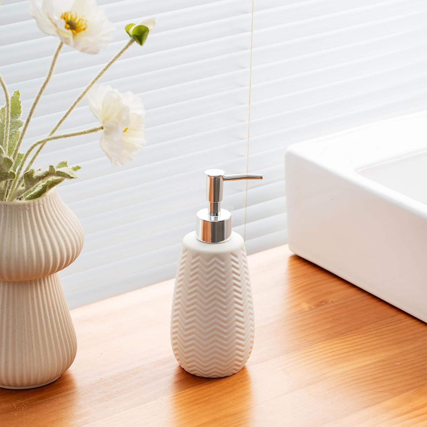 White Bathroom Modern Decoration 2-Piece Bathroom Accessories Bath Set Trash Can and Soap Dispenser，Ceramic，Wavy Design White Decor