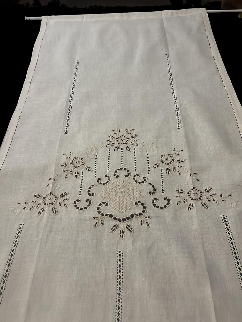 Cortina/Visillo Bordada con Escudo Central alredor de Cinco Bordados y terminacion Picos de barrita. (80 x 150 cm)