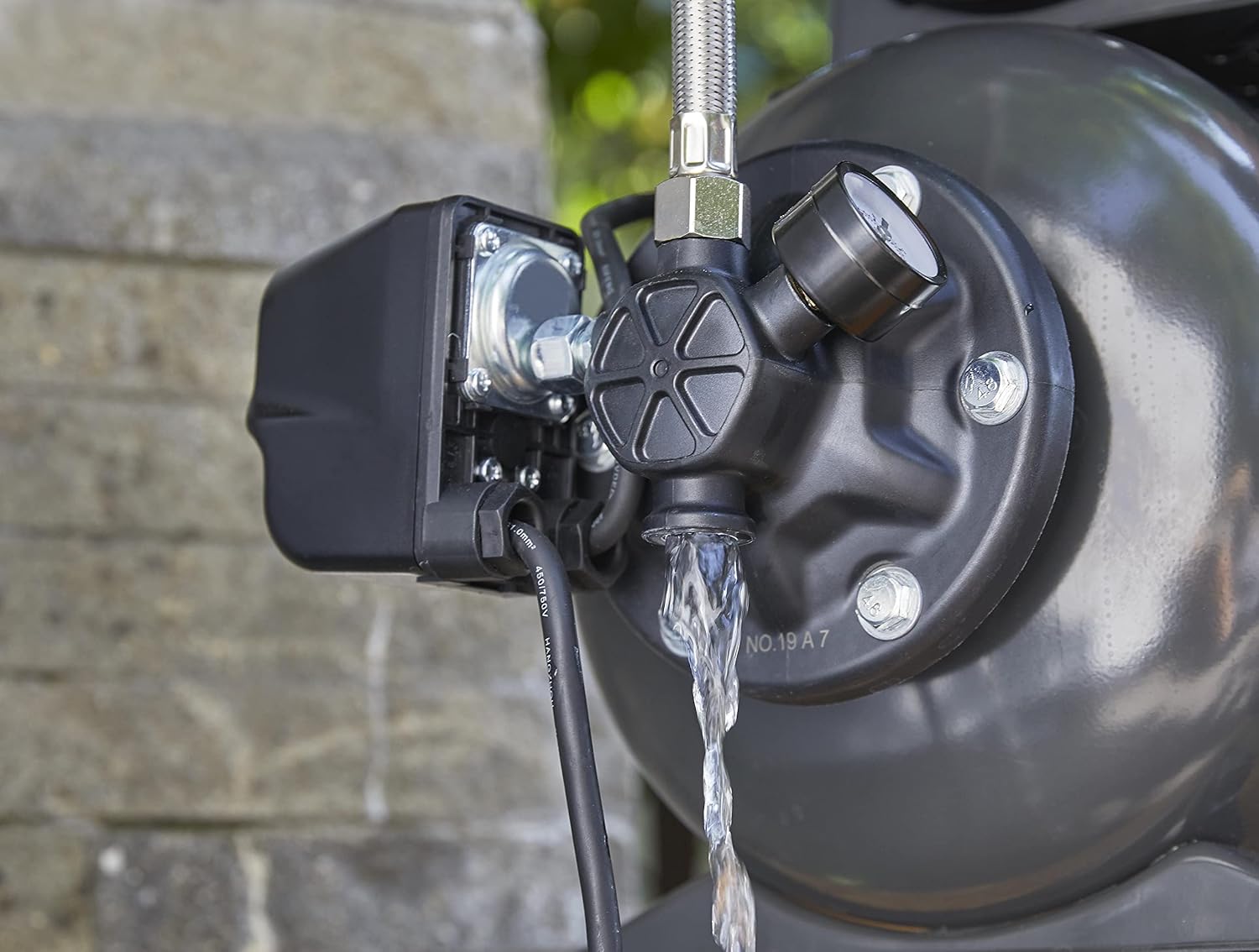 Gardena Acquedotto domestico 3700/4: pompa per Acqua sanitaria con serbatoio da 19 l, membrana EPDM e inserti filettati in ottone, portata 3.700 l/h, motore da 800 W (09023-20)