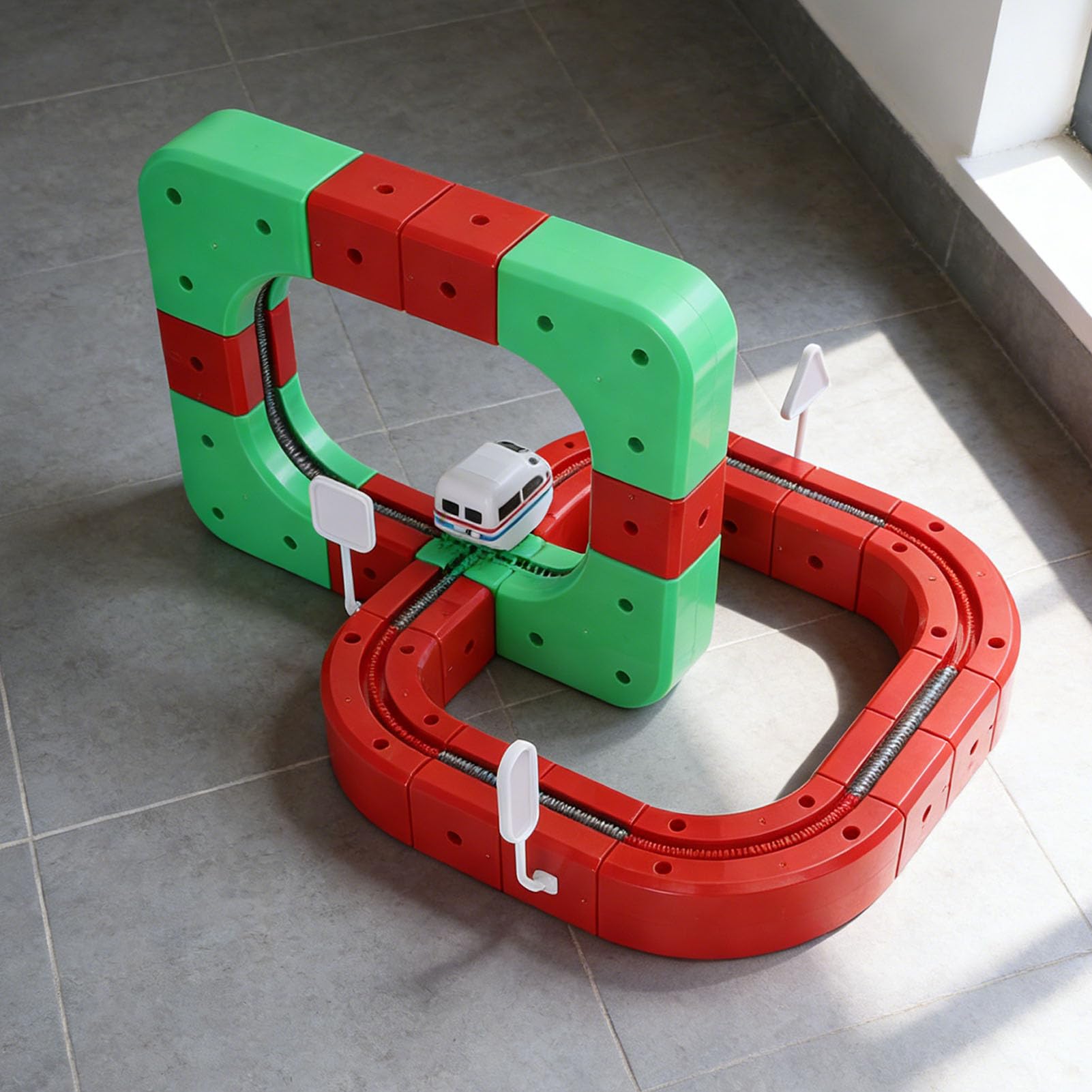 Jiawu Treno Elettrico 3D, Design Flessibile Che Sfida la gravità Binario Ferroviario Che Sfida la gravità, Binario Ferroviario 3D con 23 Accessori per Binari e 16 Accessori per Cartelli per Bambini