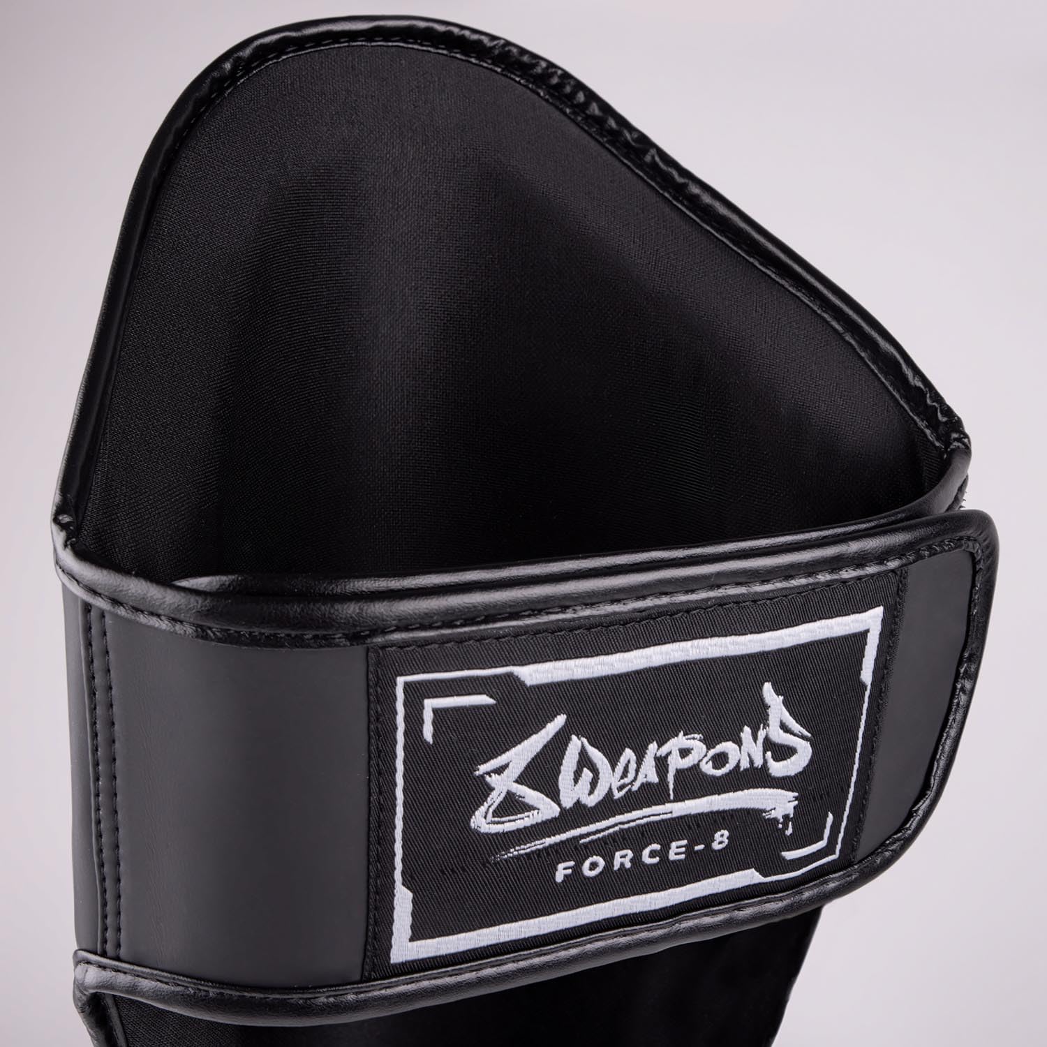 8 WEAPONS Schienbeinschoner Force 8, Schwarz-matt, Training, Sparring & Wettkampf, Hochwertiges Kunstleder und perfekte Dämpfung, Muay Thai, K1, MMA, Karate & Kickboxen