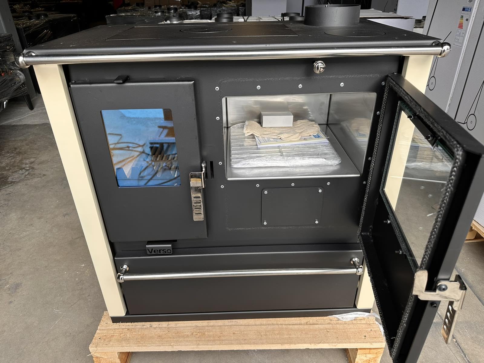 EEK A+ Verso Cs Plus Poêle à bois en inox 7,7 kW avec panneaux latéraux ivoire