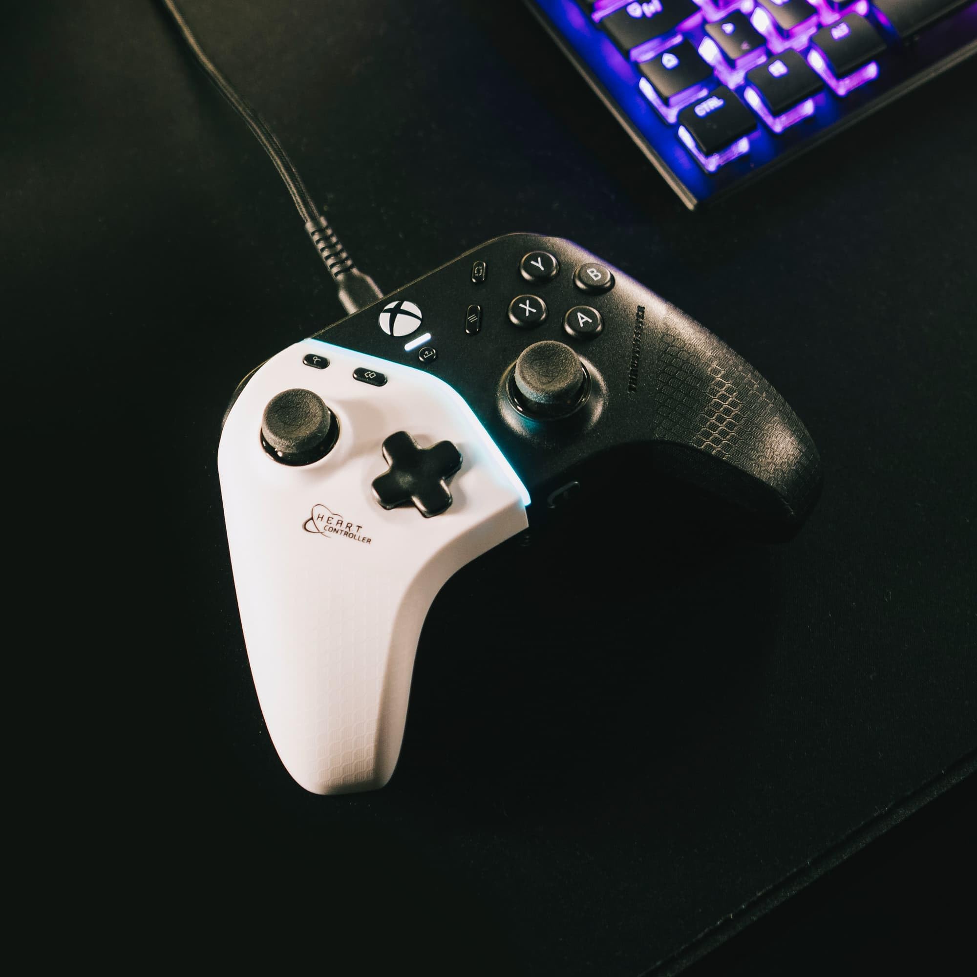 Thrustmaster HEART Kontroler z Efektem Halla - XBOX i PC | Drążki bez driftu, precyzja 0,01 stopnia, mechaniczne przyciski, 2 przypisywalne przyciski tylne, LED RGB, jack 3,5mm