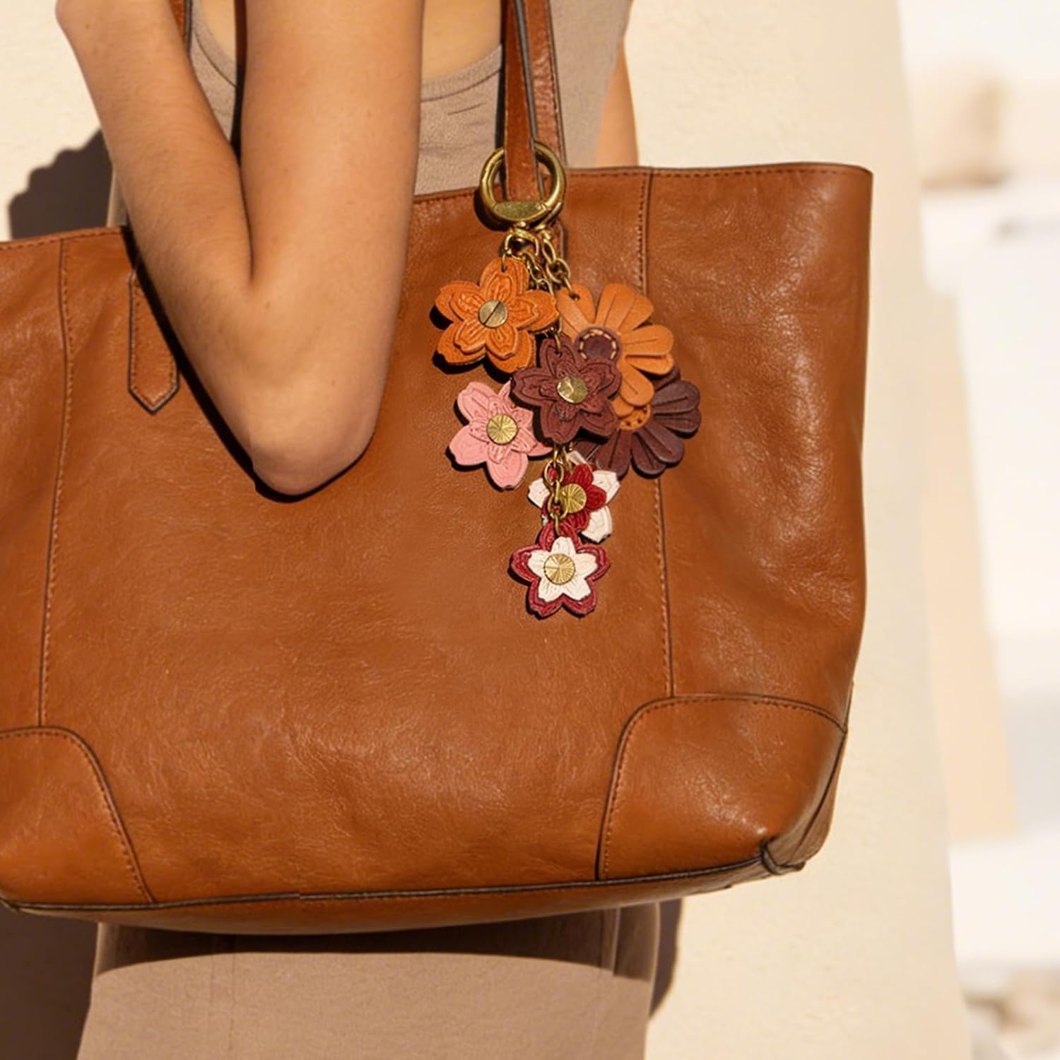 Leather Flower Bag Charm Set for Women, PCS Handmade Vegetable-Tanned Leather Purse Charms, Cute Daisy Purse Charm, Aesthetic Bag Accessories for Handbags Backpacks and Keys