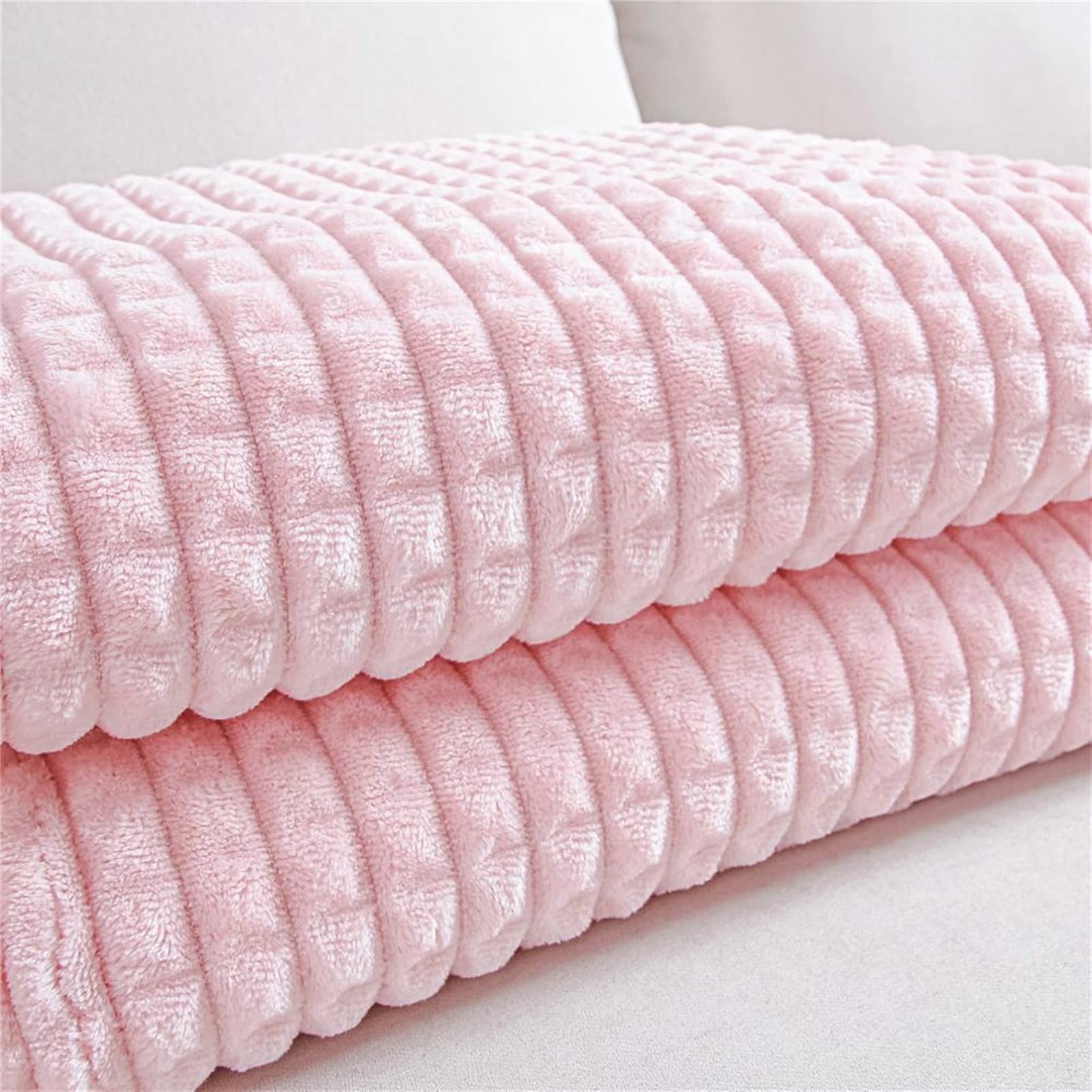 Couverture en tissu flanelle douce pour vos soirées cocooning sur le canapé