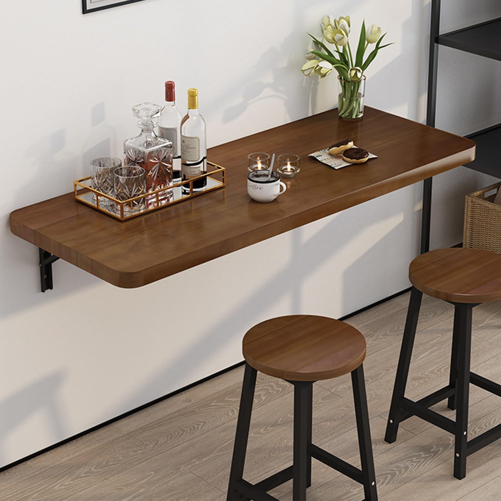 Table murale compacte pliable pour aménager un petit espace sans encombre