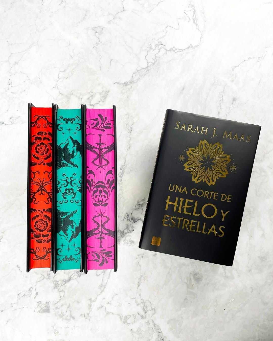 Una corte de hielo y estrellas. Edición especial: Una corte de rosas y espinas 4. Edición especial con cantos tintados (Ficción)