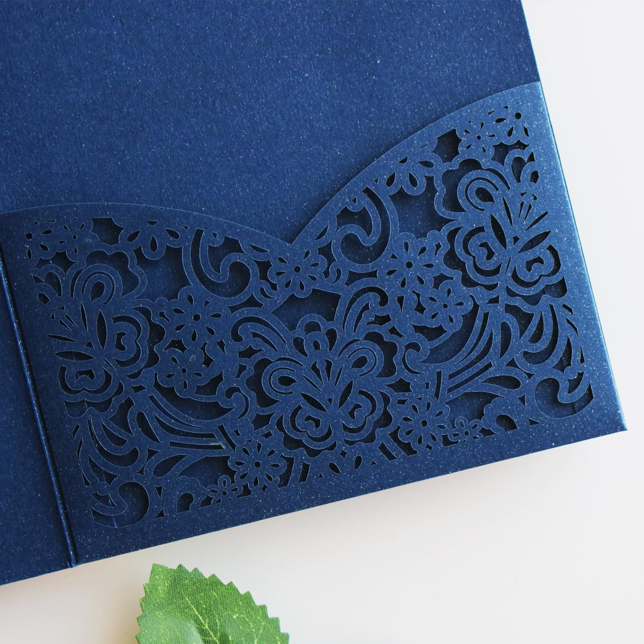 Hosmsua Einladungstaschen für Hochzeitseinladungen, lasergeschnitten, Blumenmotiv, mit Umschlägen für Hochzeit, Brautparty, 16 Einladungen (ohne Innenblatt), Marineblau, 50 Stück