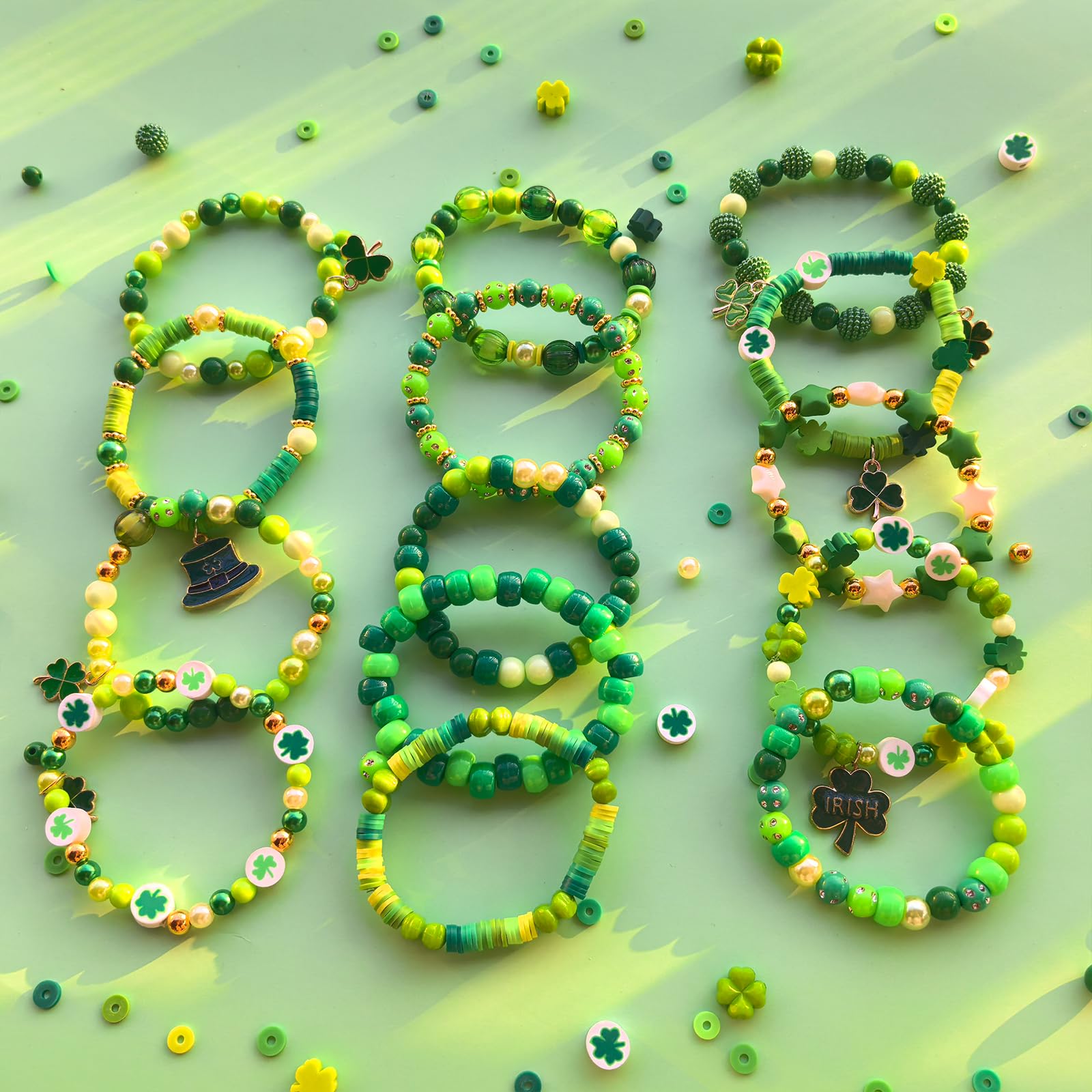 2100 cuentas del día de San Patricio para hacer pulseras, kit de fabricación de pulseras surtidas, cuentas de arcilla de trébol, cuentas de perlas acrílicas redondas espaciadoras a granel para aretes,