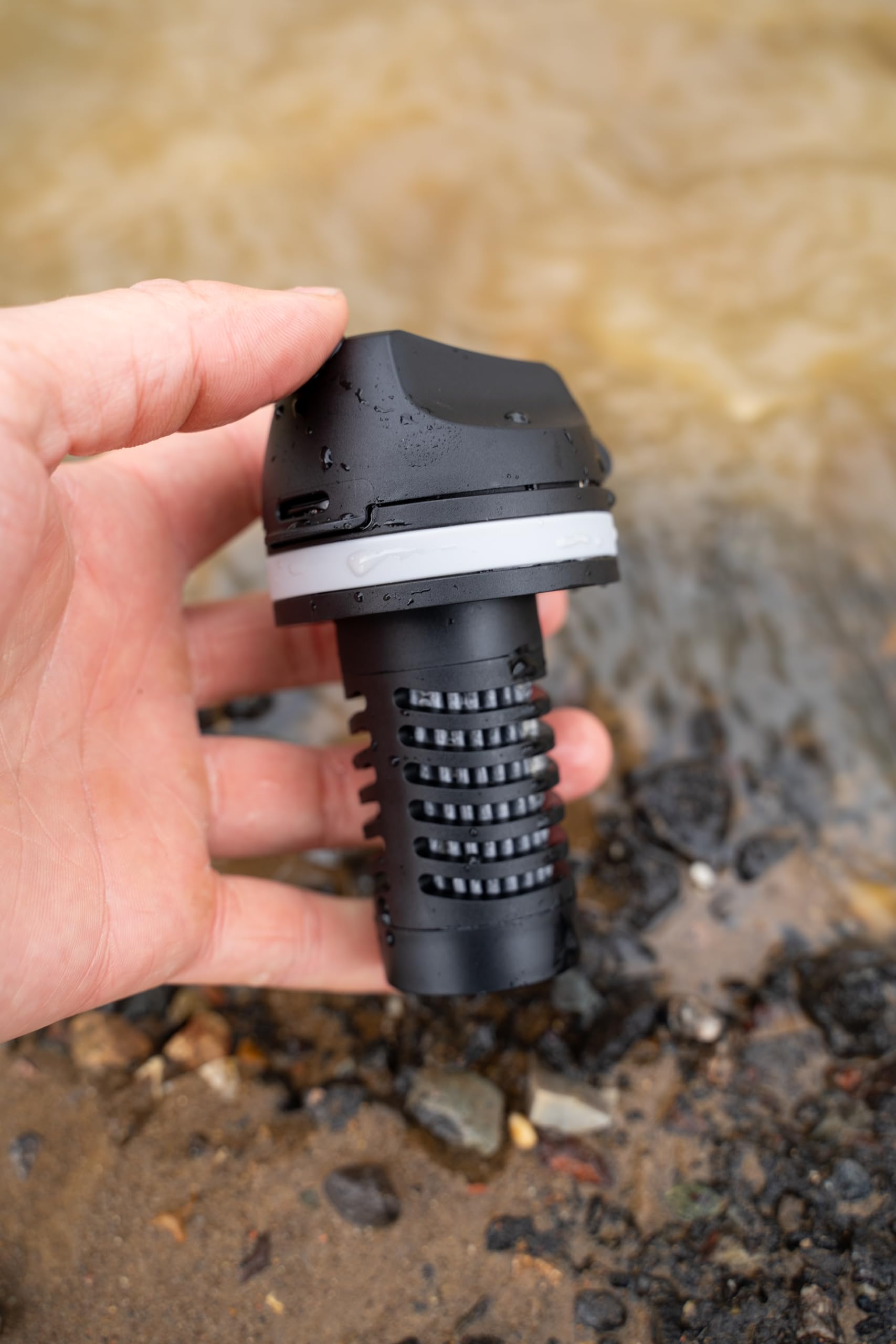 WATER-TO-GO Trinkflasche 0,55 L mit Filter - Wasser direkt aus Fluss, See oder Leitung trinken | Ultraleicht & BPA-frei | 200L Filterleistung | Perfekt für Reisen, Kajak, Camping, uvm. (Schwarz)