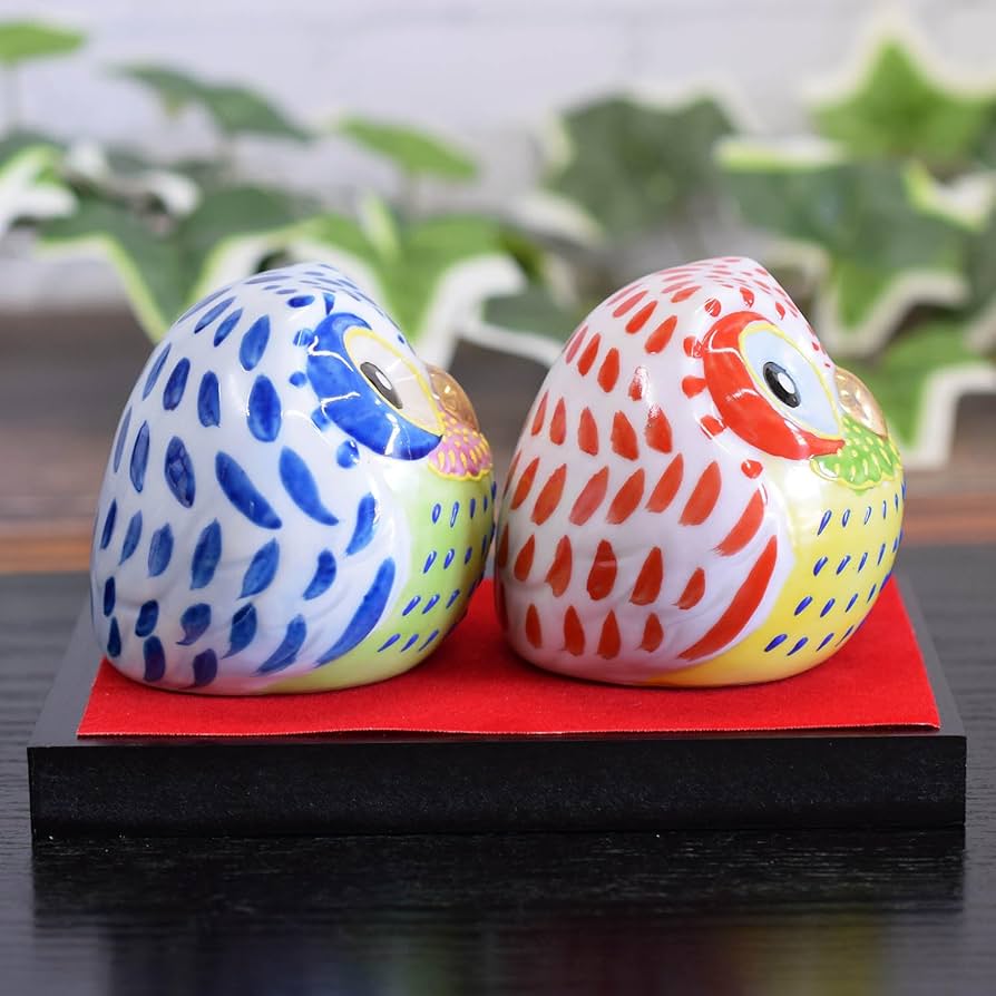 九谷焼　ペアふくろう　九谷五三郎　五三郎窯　彩釉　陶器 置物　台座、立札付き 九谷焼 ペアふくろう 九谷五三郎 五三郎窯 彩釉 陶器 置物 台座