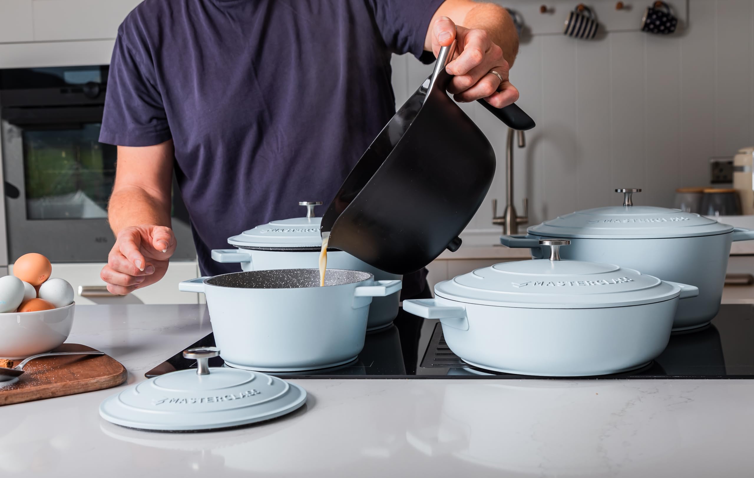 MasterClass Naczynie żaroodporne z pokrywką, średnie 4 l/24 cm, lekkie, odlewane z aluminium, nadające się do kuchenek indukcyjnych i piekarników, błękitne