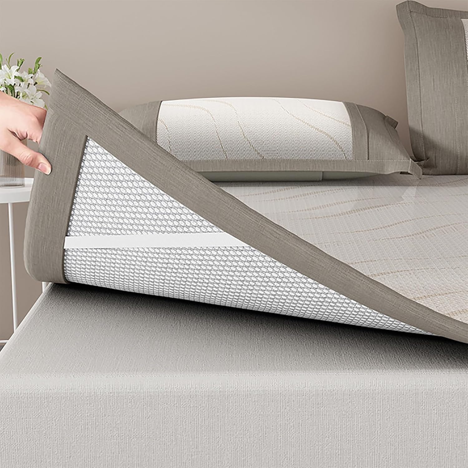 Cooling Summer Sleeping Mat with Ice Silk Fiber Technology,Breathable Bed Pad Adults, Elastic Elastic Band Straks, Foldable Design for Bed Sofa and Floor Use