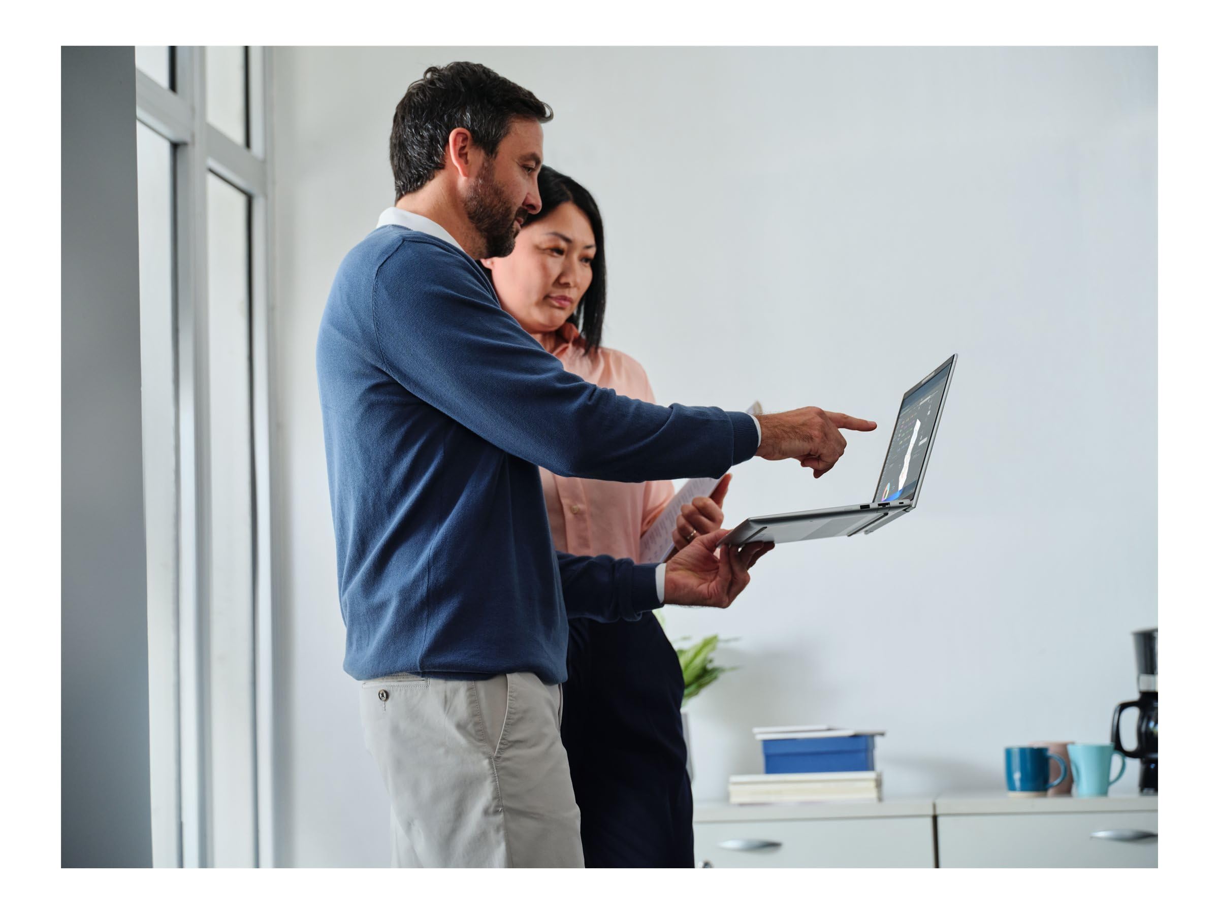 HP EliteBook 6 G2i, 14-calowy wyświetlacz WUXGA, Intel Core 5 320, 16 GB DDR5, 512 GB NVMe SSD, srebrny notebook biznesowy