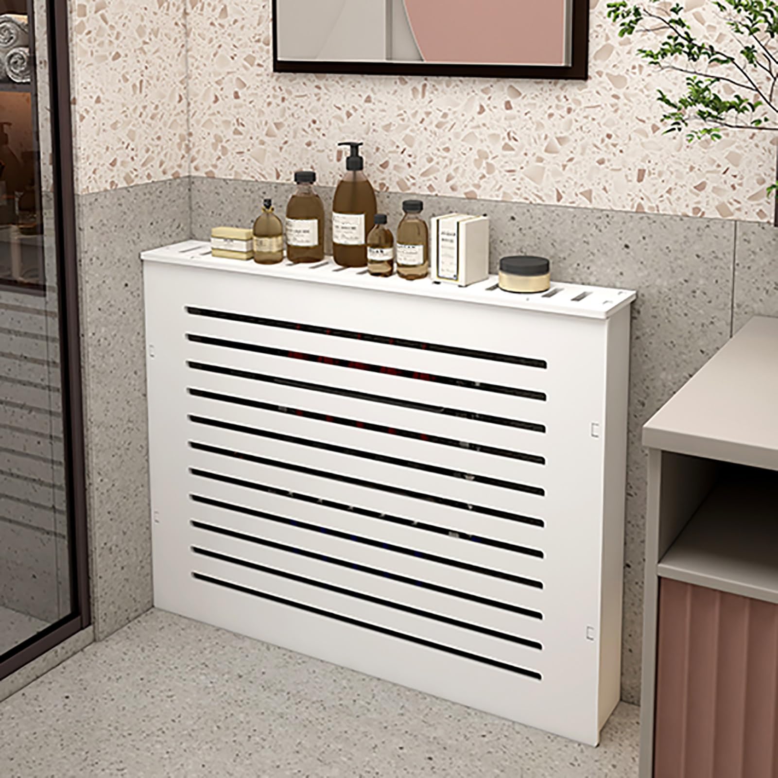 Cubre radiador impermeable de PVC que oculta tubos viejos con montaje rápido en salón