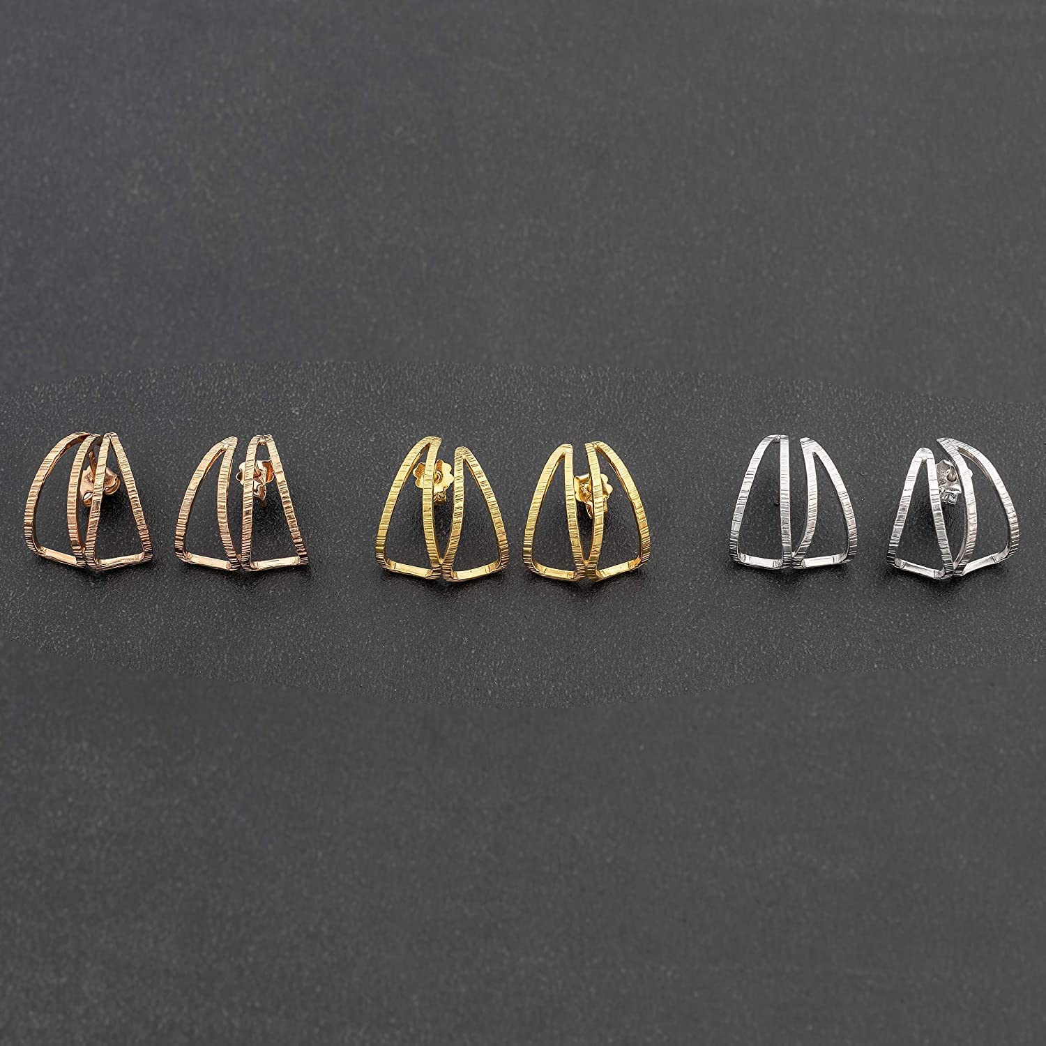 Geometrische Dreieck Ohrstecker Ohrringe aus 925 Sterlingsilber Gehämmert - Ungewöhnliche Moderne - Nickelfrei Hypoallergen - Handmade by Emmanuela
