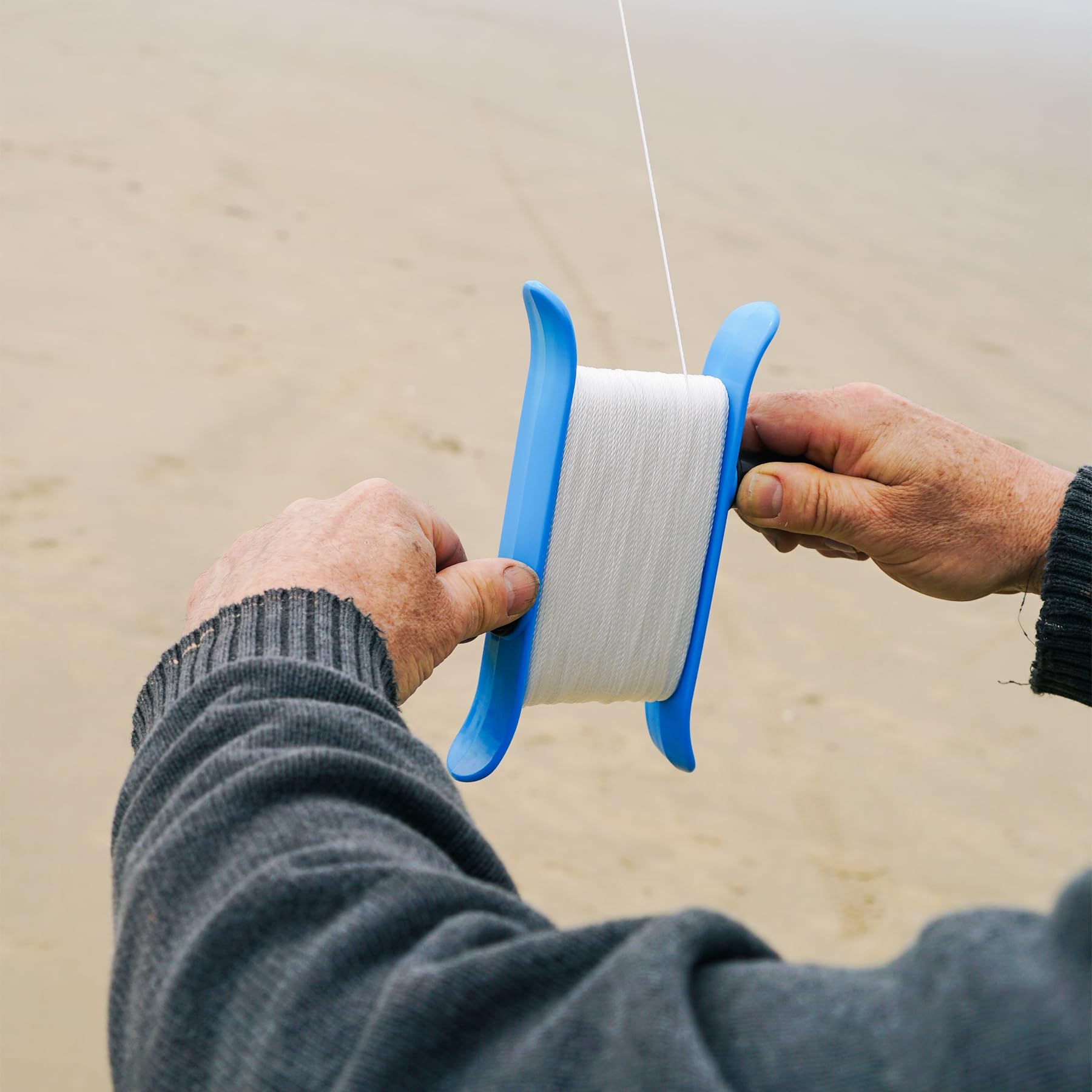 In the Breeze 3448 — 50lb x 500' Twisted Line Breezy Winder, Aqua — Kite Flying Accessory — Paddle Winder with Line