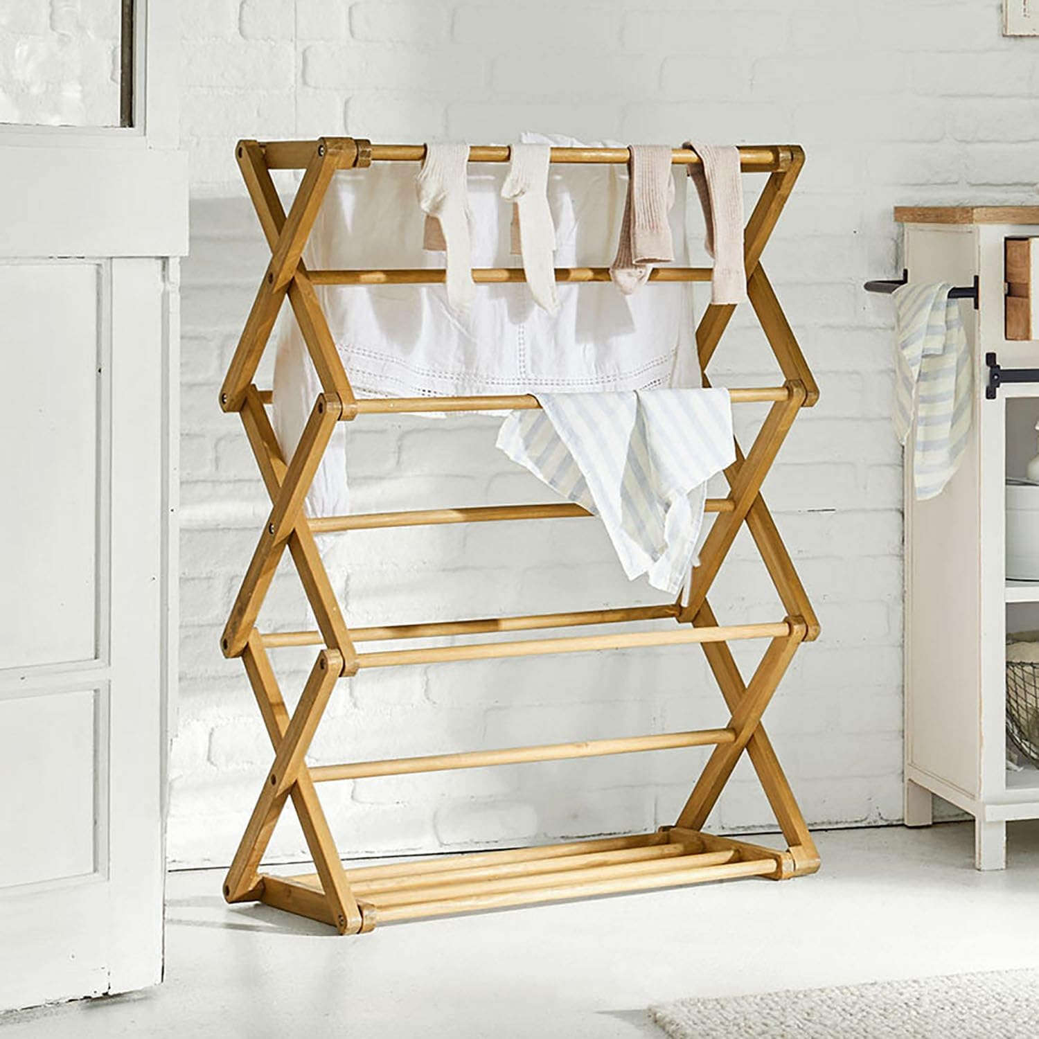 Loberon Wäscheständer Elodielle, Klappbares Design, für Handtücher, Kleidung & Co., Platzsparend, Ordnungshelfer, Badzubehör, Kiefernholz, braun | Klappbares Design, für Handtücher, Kleidung & Co., Platzsparend, Ordnungshelfer, Badzubehör, Kiefernholz