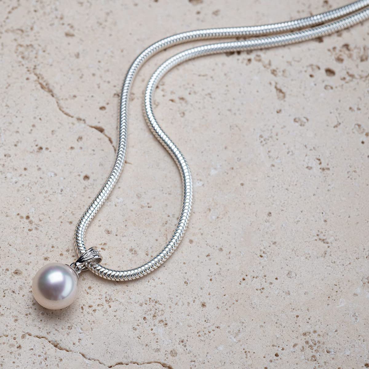 Damen Perlen Anhänger weiß oder grau 12mm aus 925 Sterling Silber | edel schimmernder Kettenanhänger mit Muschelkernperle und Zirkonia in edler Schmuck Box von MATERIA by Matthias Wagner