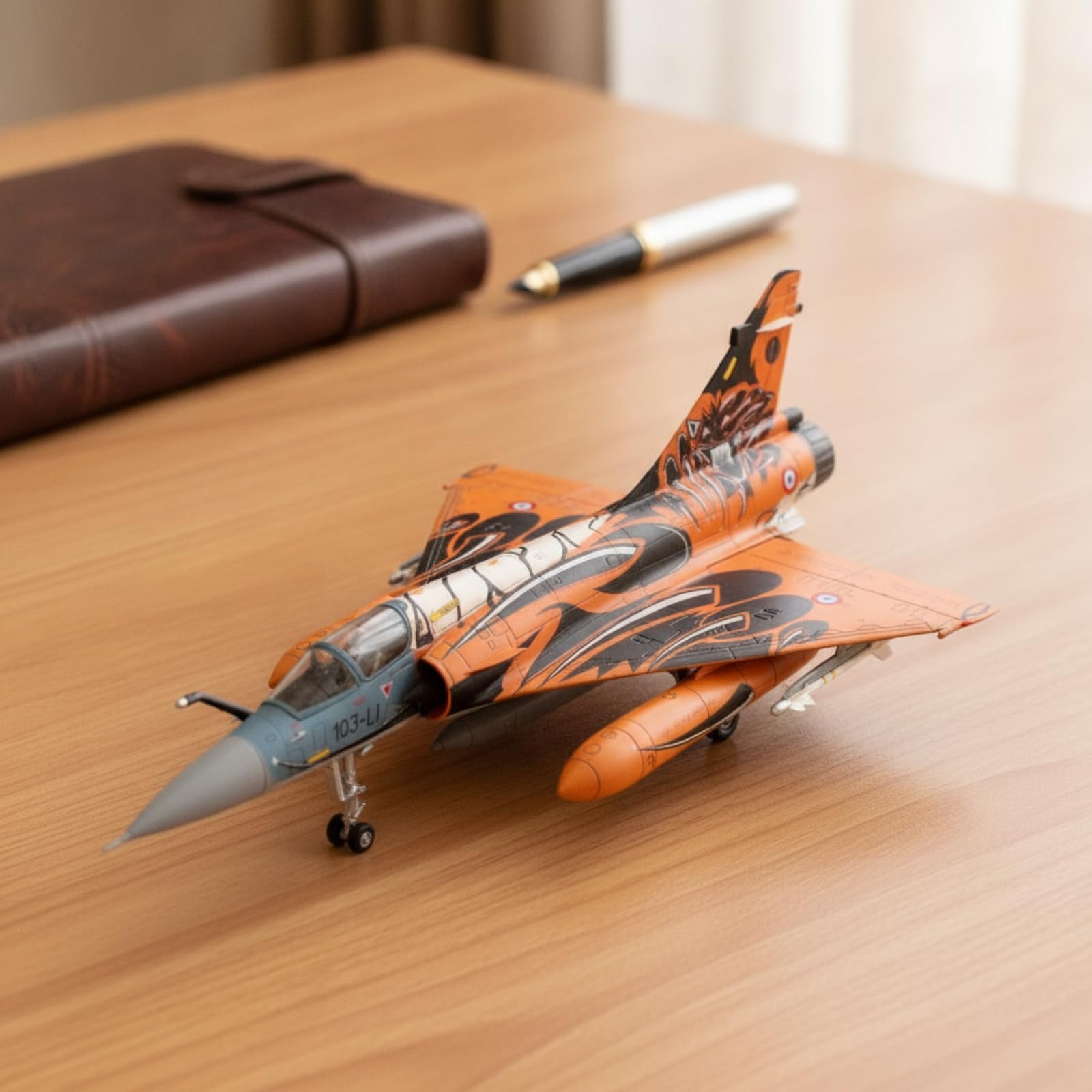 Almencla Réplica de Avión de Aleación 2000C Maqueta de Exhibición Cuerpo de Metal Transparente Detallado Tren de Aterrizaje Fijo Adecuada para Coleccionistas Vitrina Oficina Decoración del Hogar