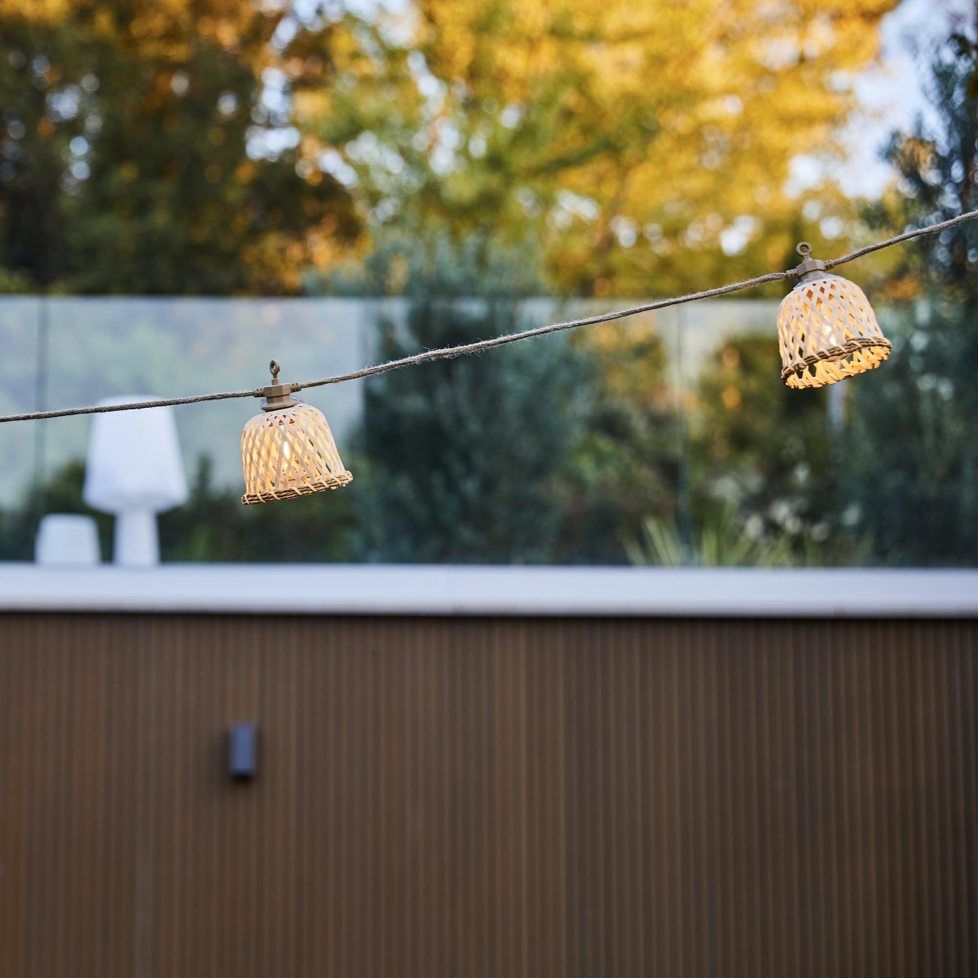 MALY LIGHT HYBRID Solar-Lichterkette mit 20 transparenten LED-Leuchtmitteln, warmweiß, dimmbar, 13 m