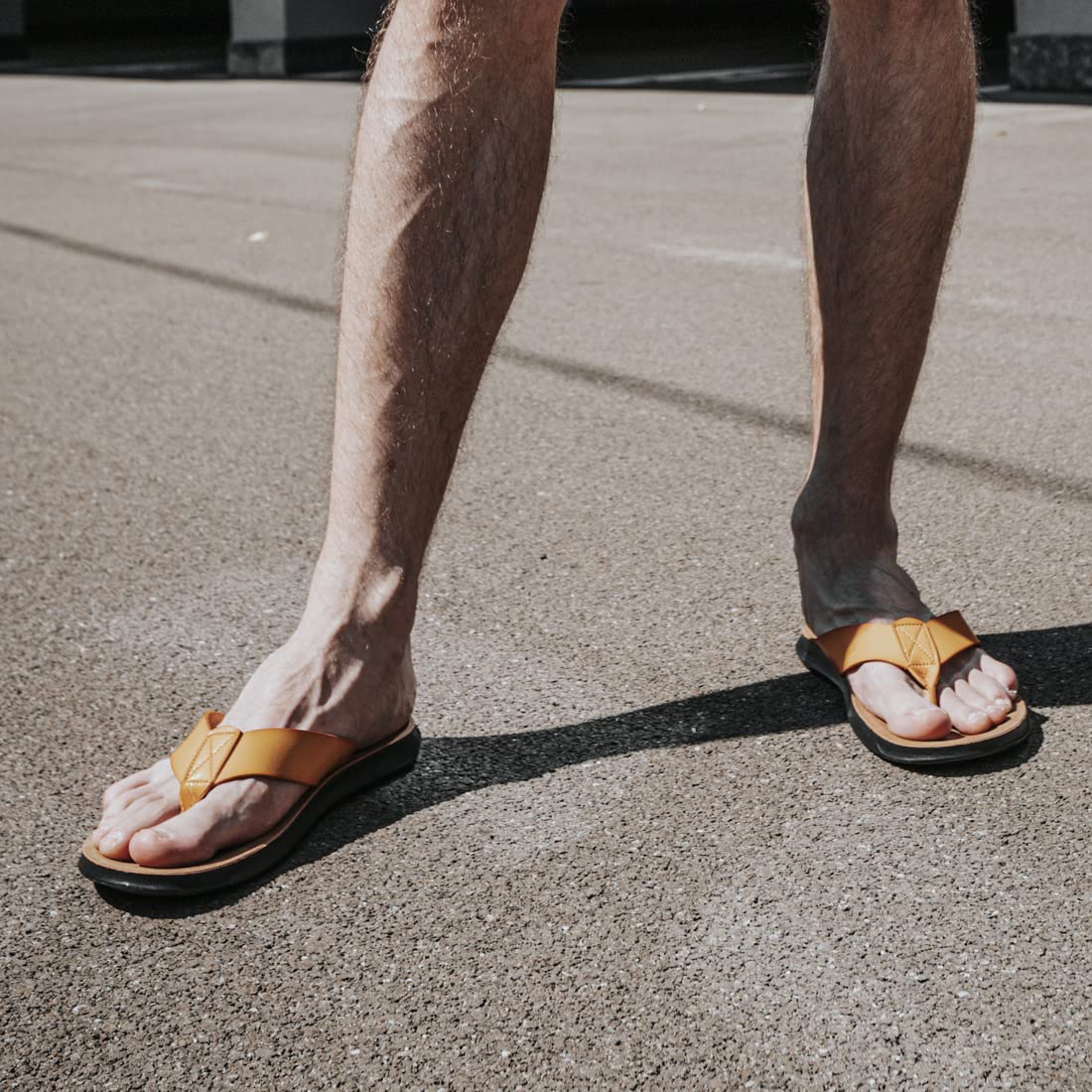 Harssidanzar Sandali infradito da uomo, infradito estive comode scarpe da spiaggia con morbida pelle in microfibra (suggerire di acquistare una taglia più grande) KM215