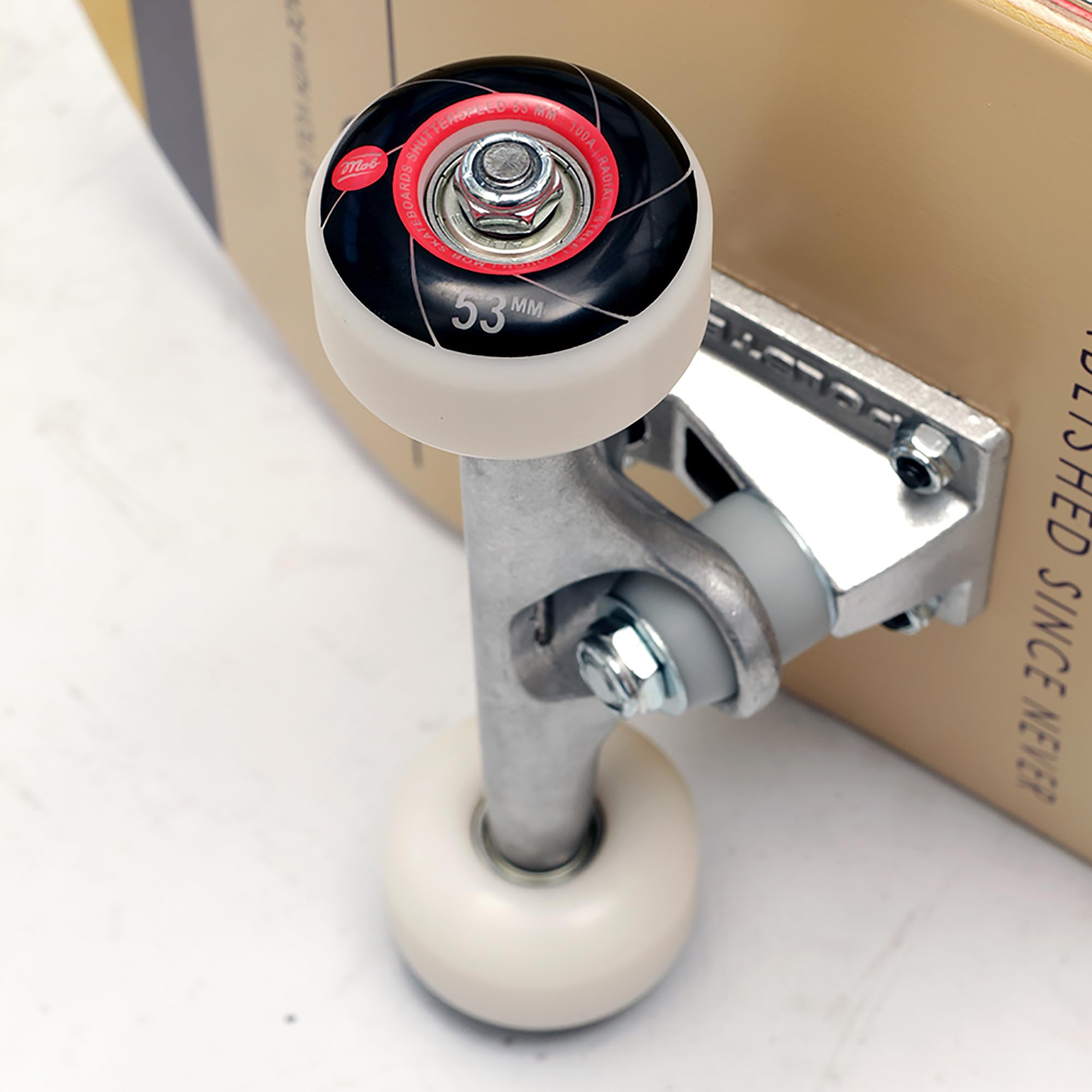 Mob Skateboard Eyechart 8.25 Complete - Komplettboard 32 x 8.25 Zoll - Holzboard aus 7 Schichten Ahornholz - fertig montiert - Anfänger und Profi Skateboard für Jugendliche, Erwachsene - Auge