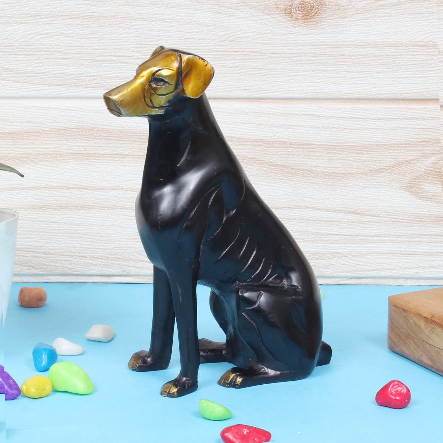 Statue de chien en laiton ARTVARKO 19cm, décoration dorée et noire coulée à la main