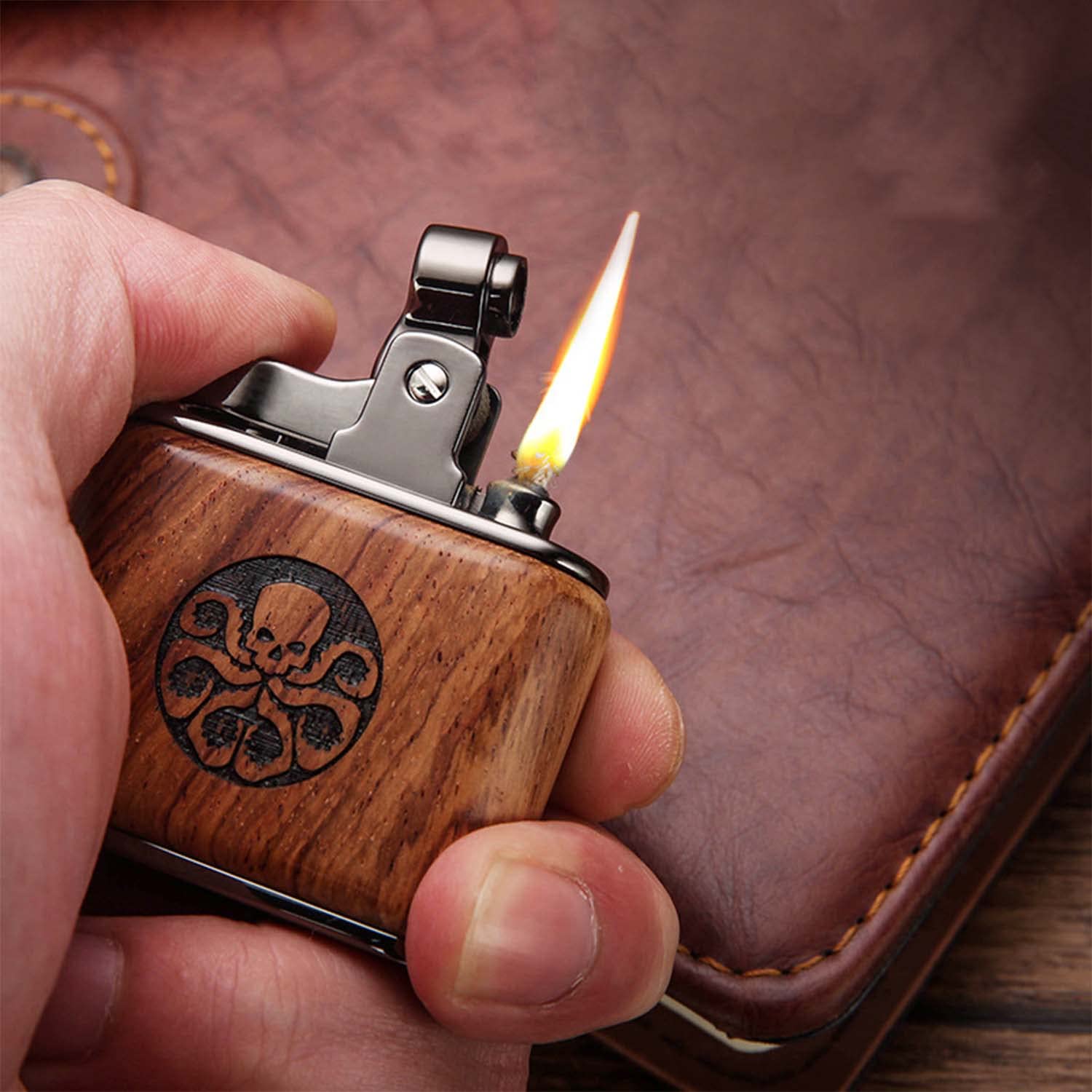 Briquet à Kérosène Rétro Personnalité Nostalgique Artisanat en Rondins Gravure Laser Appuyez pour Tirer Briquet à l'huile pour Homme Papa Mari (Carburant Non Inclus)