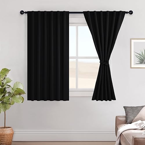 Hiasan Cortinas opacas negras para ventanas pequeñas, 52 x 45 pulgadas de largo, bolsillo para barra y pestaña trasera, aislamiento térmico y ahorro