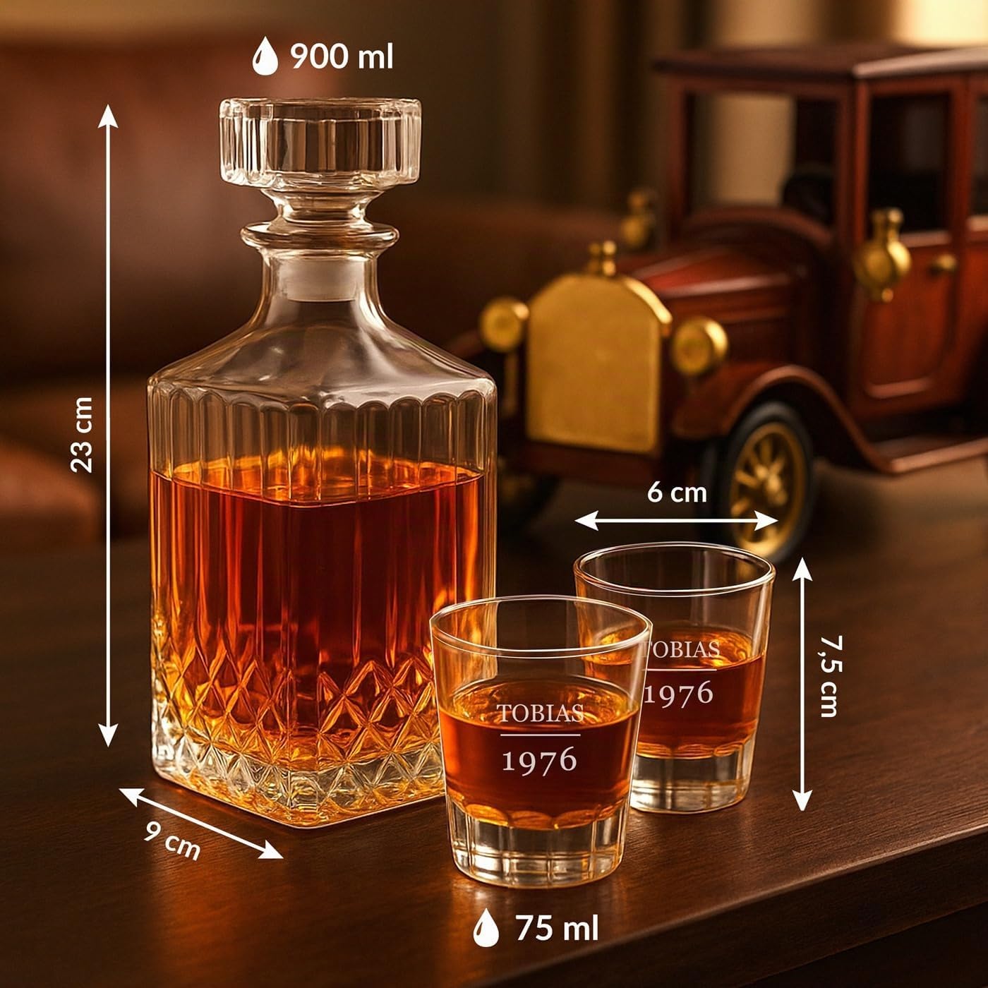 Maverton Vintage Auto Dekanter Set - 900 ml Karaffe & 2 personalisierte Whisky Gläser in Holzwagen - Whiskey Geschenkset - personalisierte Geschenke zum Geburtstag - Geschenke für Männer