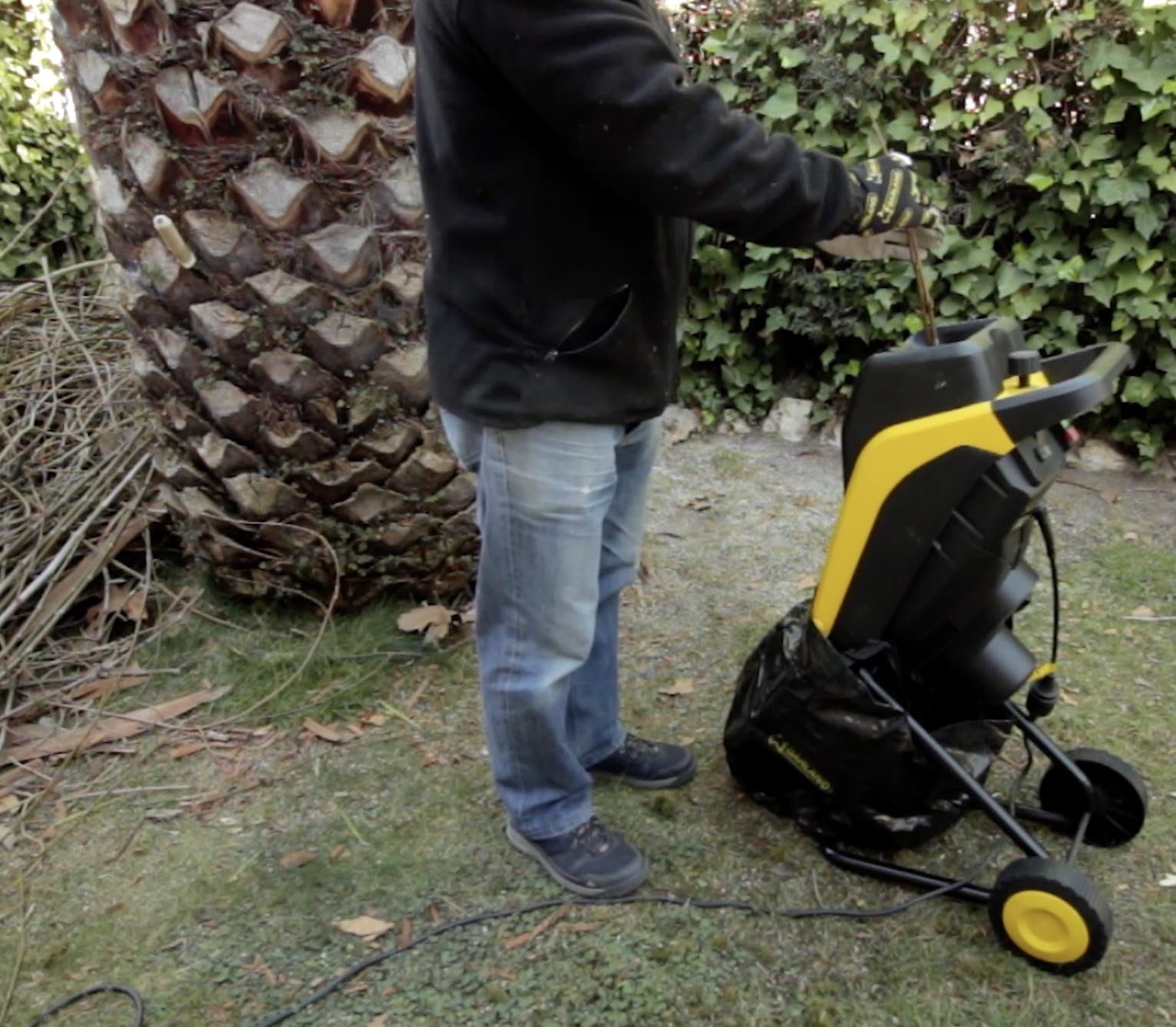 Garland CHIPPER 100E-V20 - Biotriturador eléctrico 2500W, cuchillas, ramas hasta 45 mm, ligero 10 kg, con ruedas y saco