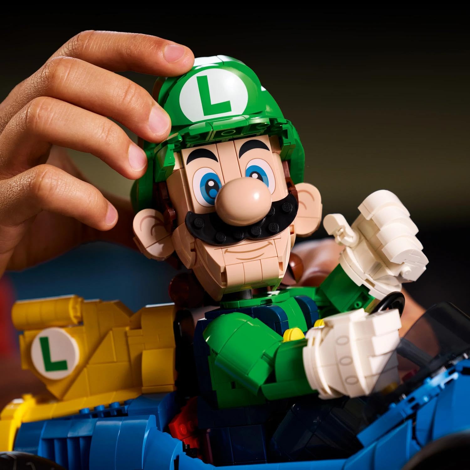 LEGO Super Mario Mario Kart— Luigi i Mach 8 72050 | Model z figurką, zestaw kolekcjonerski dla fanów gier Nintendo, pomysł na prezent 18+, gamingowa dekoracja, 2234 elementy