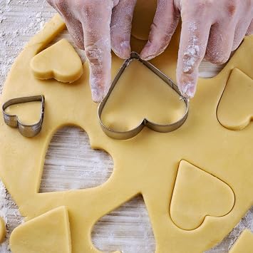 Heart Cookie Cutter Set, Gtmkina 5 Pieces Stainless Steel Small Biscuit Cutters Heart Shaped Mold for Kids Holiday Birthday Party