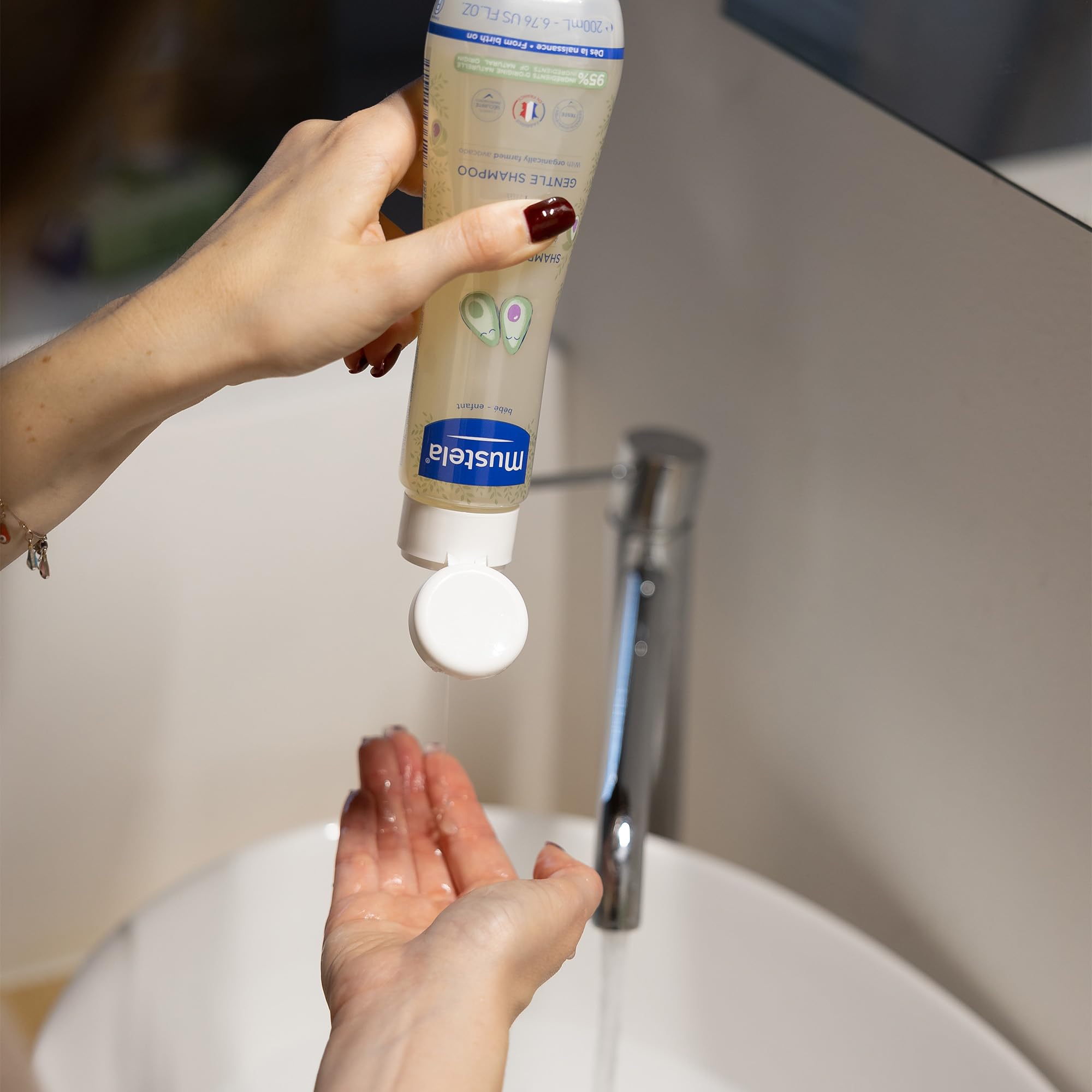 Mustela Shampoo Dolce al Perseose di Avocado BIO e Camomilla, Corpo e Capelli, Neonati, Bambini, Tutta la Famiglia - Evita la Formazione dei Piccoli Nodi, Non Brucia (200ml)