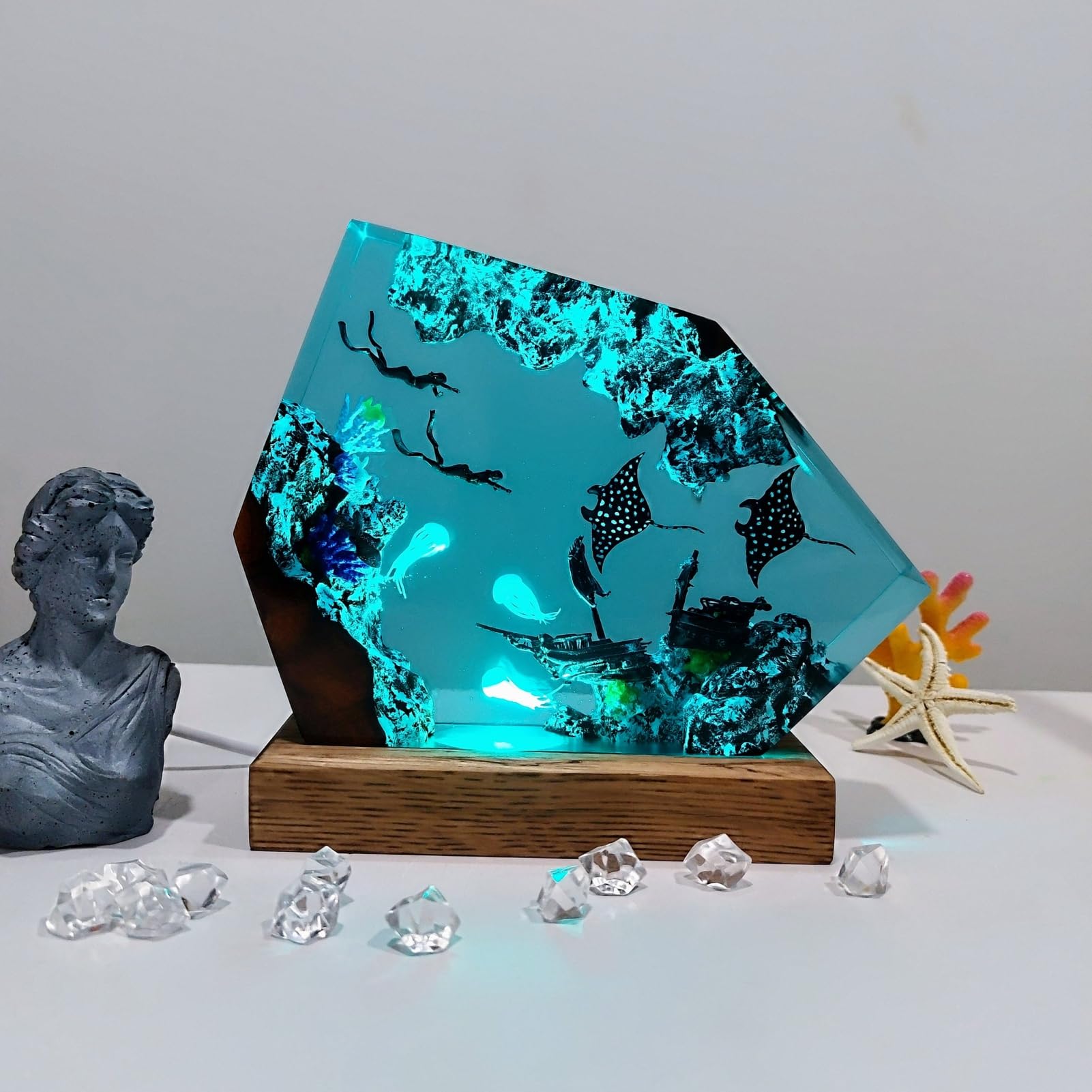 Drawelry 3D Harz Ozean Nachtlicht Ornamente mit Holz Sockel Mehrfarbige LED Tischlampe, Epoxidharz Marine Wal Hai Taucher Mini Ozeanarium für Wohnzimmer Schlafzimmer Kinderzimmer Deko Geschenk (B6)