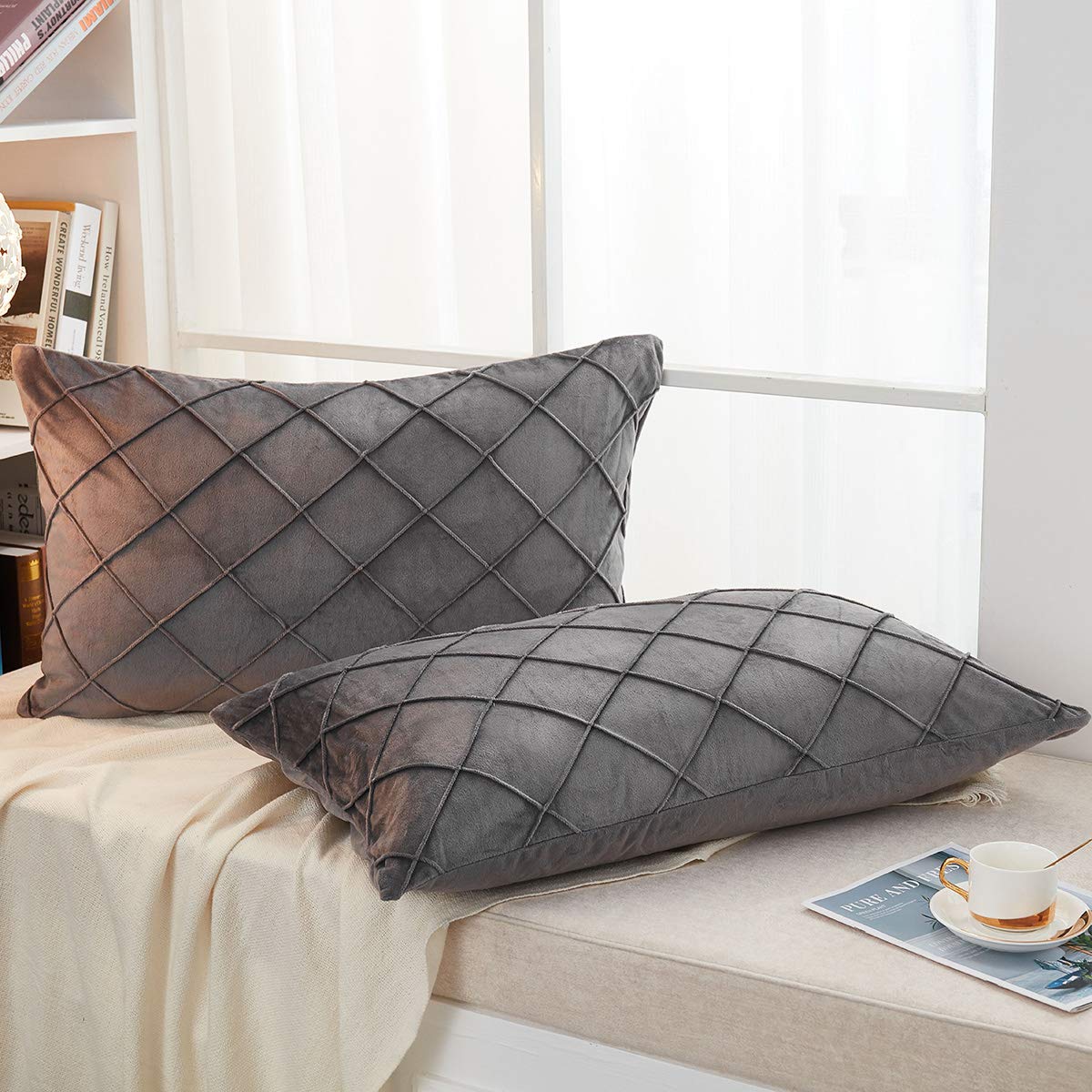 JAUXIO - Juego de 2 fundas de almohada plisadas de terciopelo con diseño de diamante para decoración del hogar, cierre de cremallera oculto (50 x 36 pulgadas, color gris oscuro)