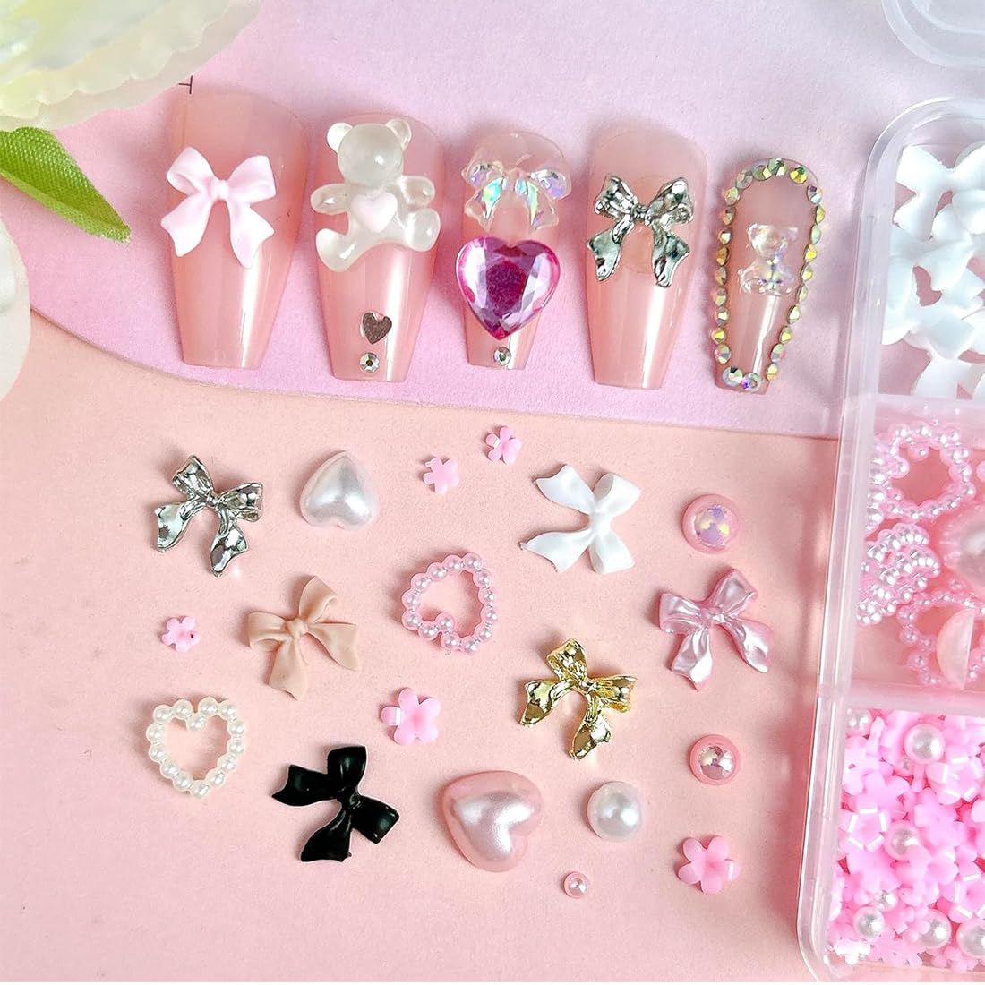 Set Charms Ongles 12 Compartiments, 3D Noeud Papillon en Résine+Perles/Cœur/Fleur, avec Crayon de Cire & Pince à Strass, Bijoux Ongles