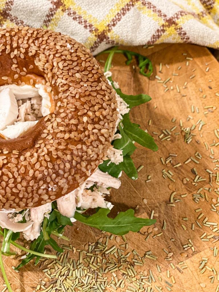 BenFit High Protein-Bagel sésame - 7 x 150 g - pain protéiné sans gluten - riche en protéines, pauvre en graisses & faible en calories