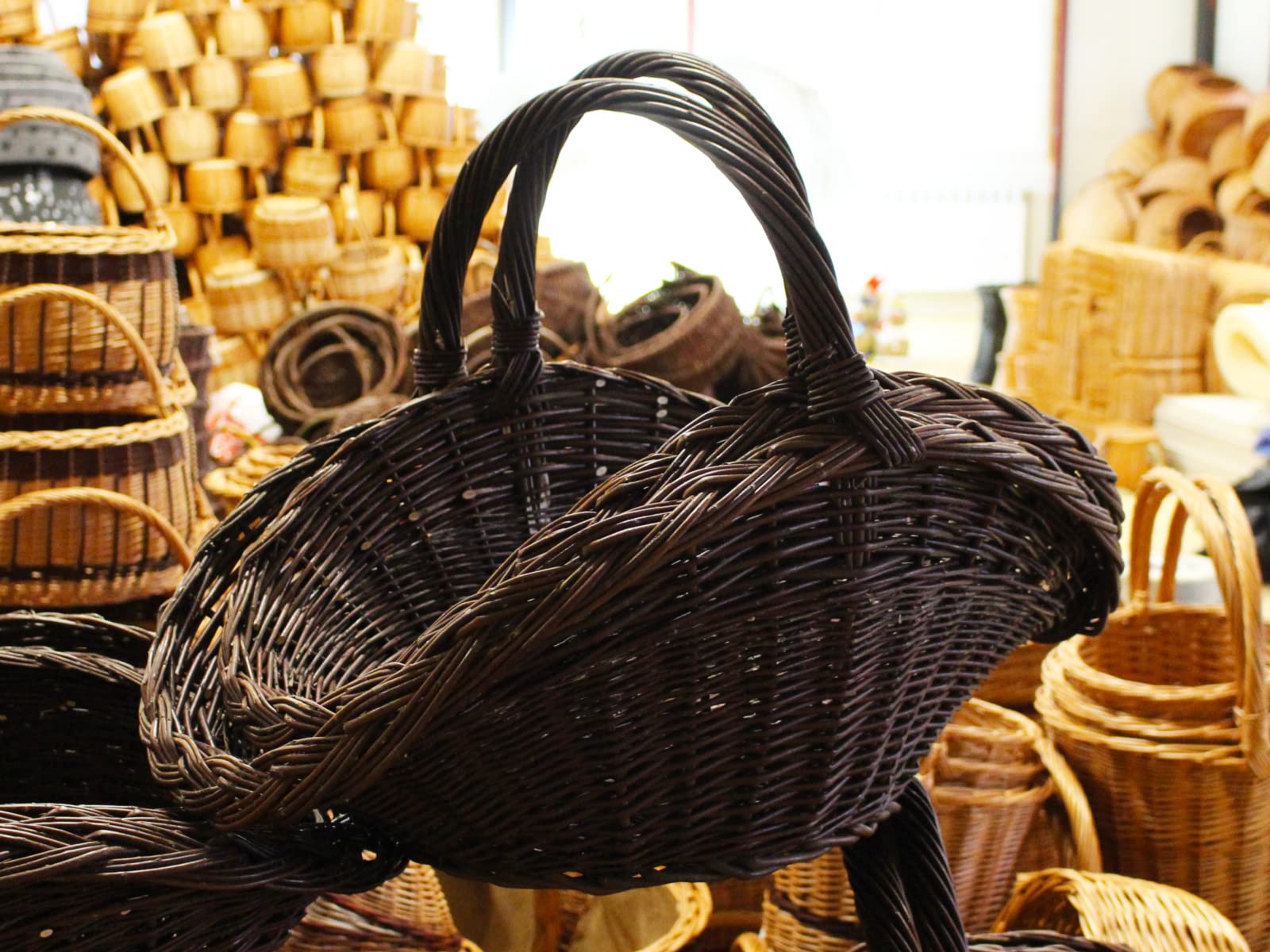 Holzkorb – Kaminholzkorb aus Weide – Kaminkorb mit Juteeinlage – Großer und stabiler Tragekorb – Weidenkorb zur Aufbewahrung – Dekorativer Blumenkorb – Maße (L) 65 x (B) 40 x (H) 25/45 cm