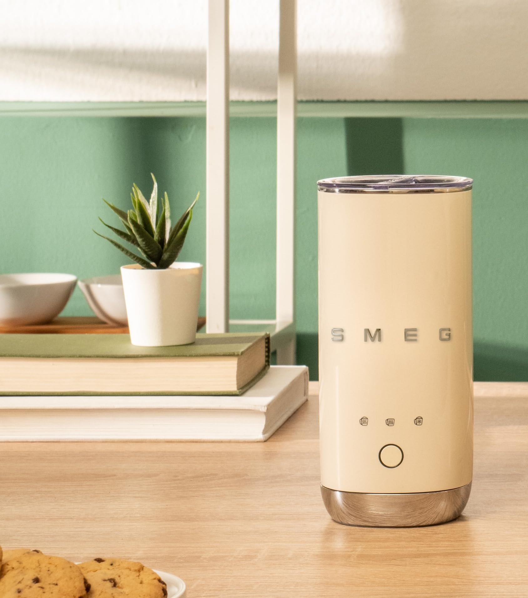 Smeg, MFF02CREU Elektrischer Milchaufschäumer, 3 Getränkefunktionen, abnehmbarer Schneebesen, Antihaft-Keramikbeschichtung, 500 W, Creme