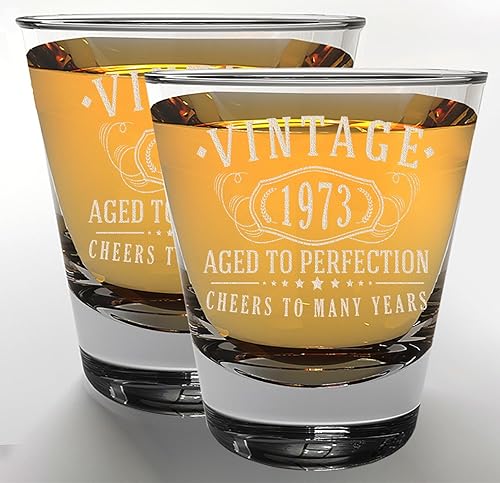 Paquete de 2 vasos grabados vintage 1973 de 1.75 onzas, regalos de cumpleaños número 52 para mujeres y hombres, saludos a los 52 años, decoraciones