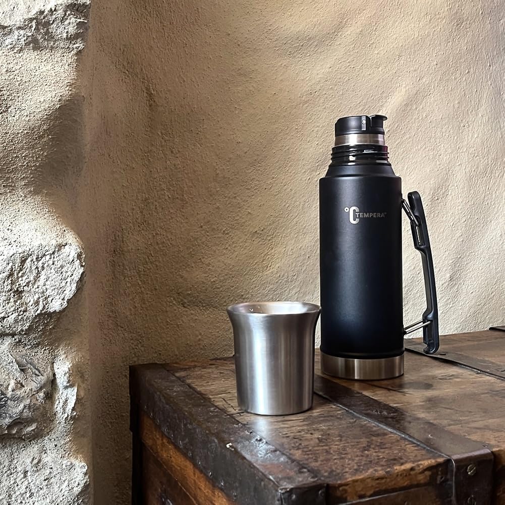 TEMPERA Termo para mate - 1L | Doble pared de acero inoxidable, sin BPA | Calabaza/Taza integrada de 240 ml | Mantiene el calor 24h, el frío 30h | Vertedor de precisión con gatillo | Mate - Té - Café