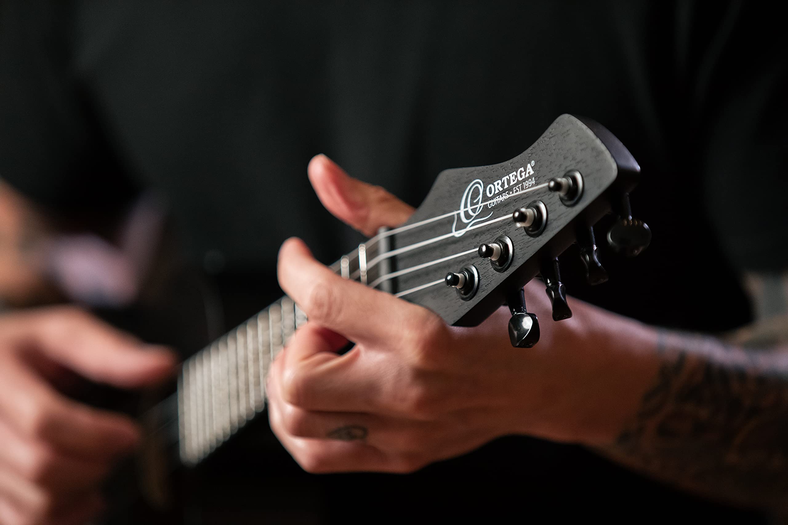 Ortega Guitars Ukelele Concierto electroacústico - Horizon Series - pala invertida - Okoume (RUHZ-CE-SBK)
