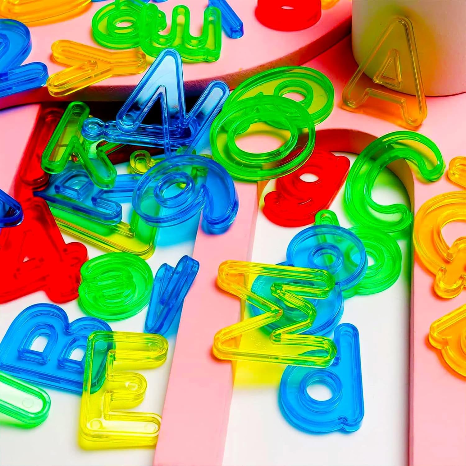 Juego de 67 juguetes de práctica de plástico, letras transparentes del alfabeto y números, incluye letras mayúsculas, minúsculas y números coloridos para contar y deletrear, juguete a partir de
