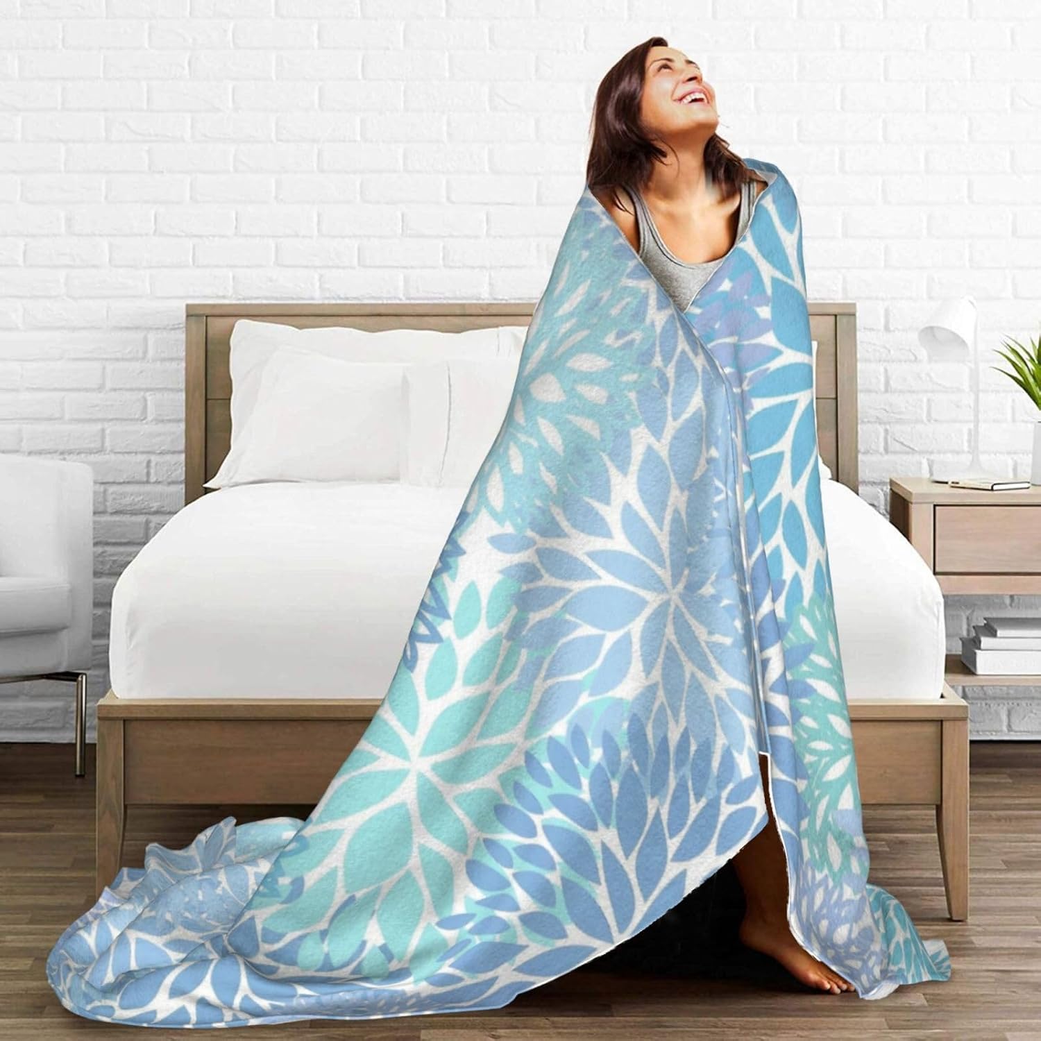 Perinsto Blue Chrysanthemum Flowers Throw Blanket Ultra Soft Warm All Season Daisy Floral Decorative Fleece Blankets for Bed Chair Car Sofa Couch Bedroom 50"X40"