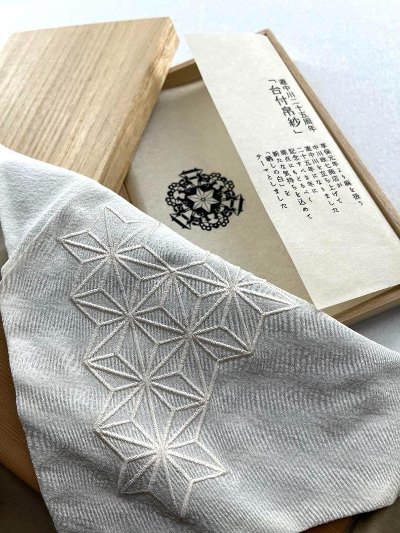 刺繍テーブルセンター創価大学本部棟落成記念 桐の箱入り 刺繍テーブルセンター創価大学本部棟落成記念 桐の箱入り