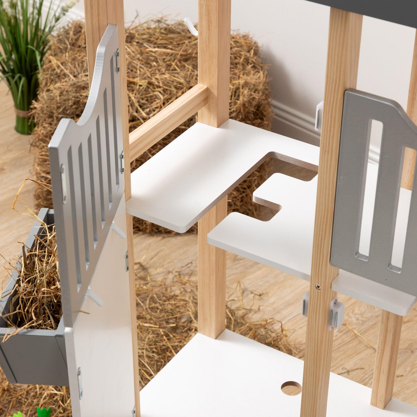 ELLA & PIET® Hobby Horse Stall Shelty aus Holz mit 2-teiliger Stalltür (Holz-Weiß) Pferdestall