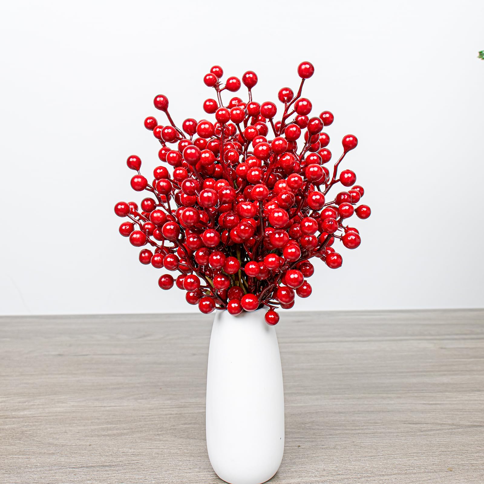 J'FLORU Paquete de 50 decoraciones para árbol de Navidad de 6.5 pulgadas, tallos de bayas artificiales, púas de bayas rojas para Navidad, invierno, adornos de árbol de Navidad, centros de mesa,